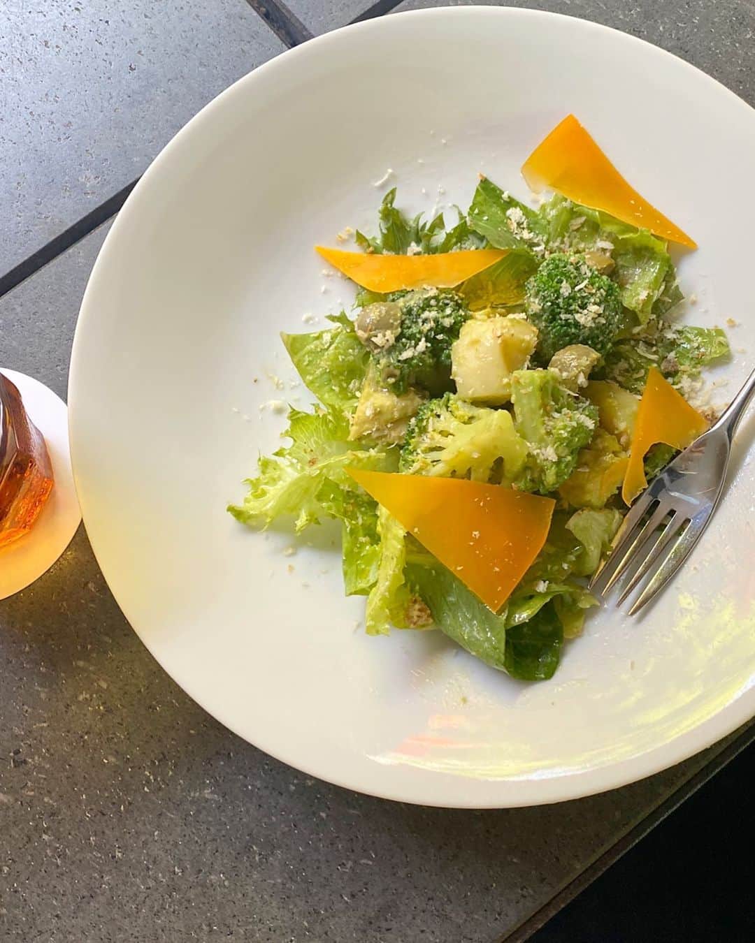 松田 美奈子のインスタグラム：「サラダを毎日食べる生活🥗 トレーニングも再開するから、健康に気をつけて、食も気をつけていきたい🌿 . @withthestyle のサラダランチ美味しかったよ🧚🏻🌿」