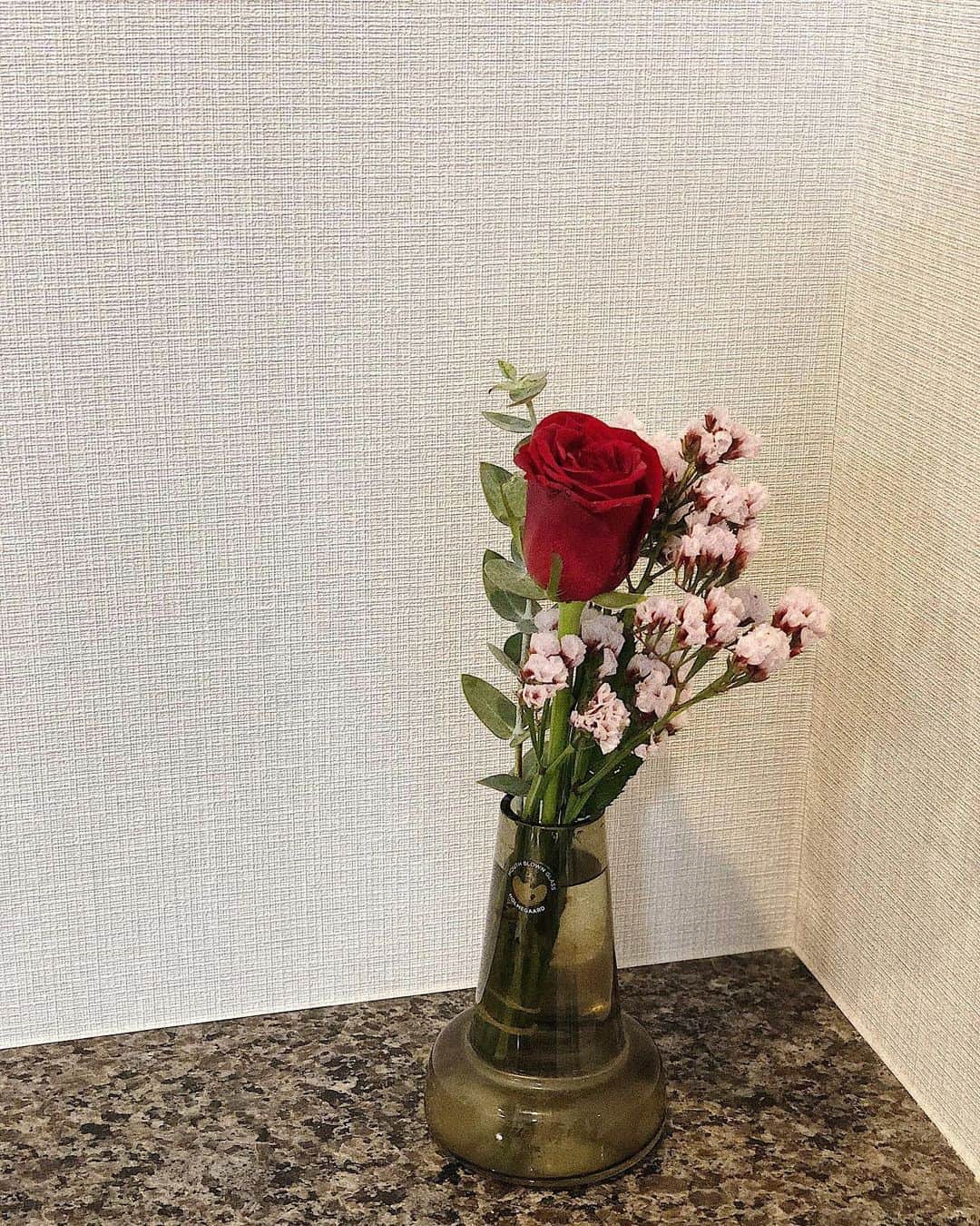 沢辺りおんさんのインスタグラム写真 - (沢辺りおんInstagram)「💐﻿ ﻿ 只今フラワーハロウィンへの招待状という企画に参加しています🎃🎃🎃﻿ ﻿ お花がポストに届きました！！﻿ 赤いバラとユーカリのブーケが届いたよ♡﻿ ﻿ @bloomeelife 様から頂きました。﻿ ﻿ お花大好きだから嬉しいっっっ。﻿ ポストに届いてるワクワク感も楽しんでるっ🥰🥰﻿ ﻿ Bloomee Life様でお申し込みの際﻿ こちらのクーポンコードをご利用頂くと﻿ 初回の花のお届けが無料になります♡﻿ ﻿ クーポンコード「HLWN15」﻿ ﻿ →有効期限：2020/11/30(月) 23:59﻿ ﻿ お花のある暮らしってとっても良いですよ💐💐﻿ ﻿ ﻿ ﻿ #bloomeelife﻿ #ハロウィン飾り﻿ #フラワーハロウィン﻿ ﻿」10月17日 18時36分 - rionsawabe
