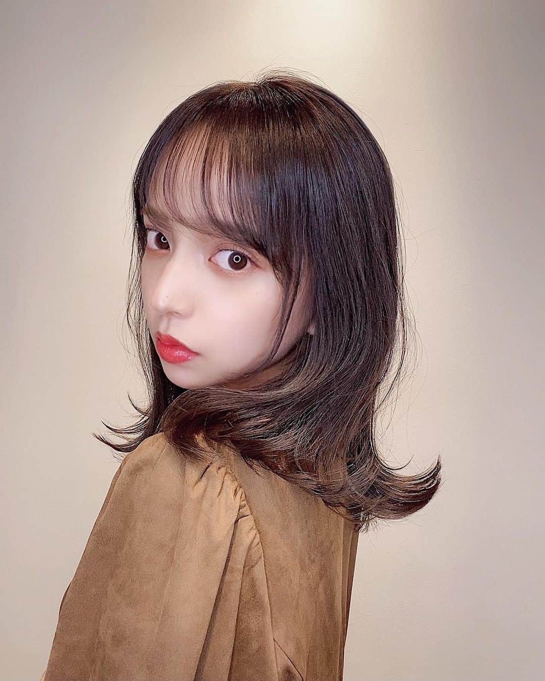 平尾優美花（ゆみちぃ）さんのインスタグラム写真 - (平尾優美花（ゆみちぃ）Instagram)「絶妙なカラー🍇とってもかわいい🤎  顔まわりのカットと、今までは前髪も重めがすきだったけど、初めてのシースルーにしてみました。 トリートメントでサラサラ♡  いつもありがとうございます🙇🏻‍♀️🌟  (@ryohei_katayama)  #LONESS #hair #haircolor #hairstyle #newhair」10月17日 18時36分 - hirao_yumika