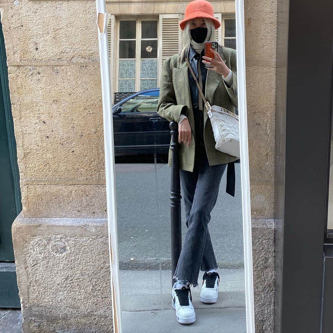 パク ・スジュのインスタグラム：「Sometimes I don’t think I even look at the mirror before I step out. This look I call “madwoman living out of a suitcase, going thru things and dealing w unpredictable weather”」