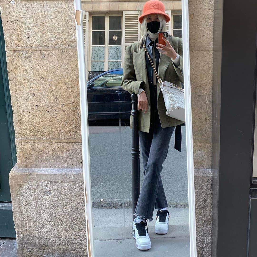 パク ・スジュさんのインスタグラム写真 - (パク ・スジュInstagram)「Sometimes I don’t think I even look at the mirror before I step out. This look I call “madwoman living out of a suitcase, going thru things and dealing w unpredictable weather”」10月17日 18時37分 - soojoo