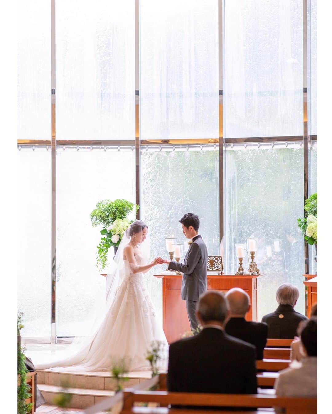 富山結婚式 ヴィラグランディス富山のインスタグラム：「， ， ， 【このチャペルに恋をして】 その日その時その瞬間 お2人だけの背景に変わるチャペル ， 照明の人工的な明るさではない 柔らかな自然光がお2人の未来もいっしょに照らします ， ， ， ， ， ， ， ， #ヴィラグランディス富山  他の写真も気になる方はプロフィールから 公式HPもご覧ください▶︎▶︎▶︎」