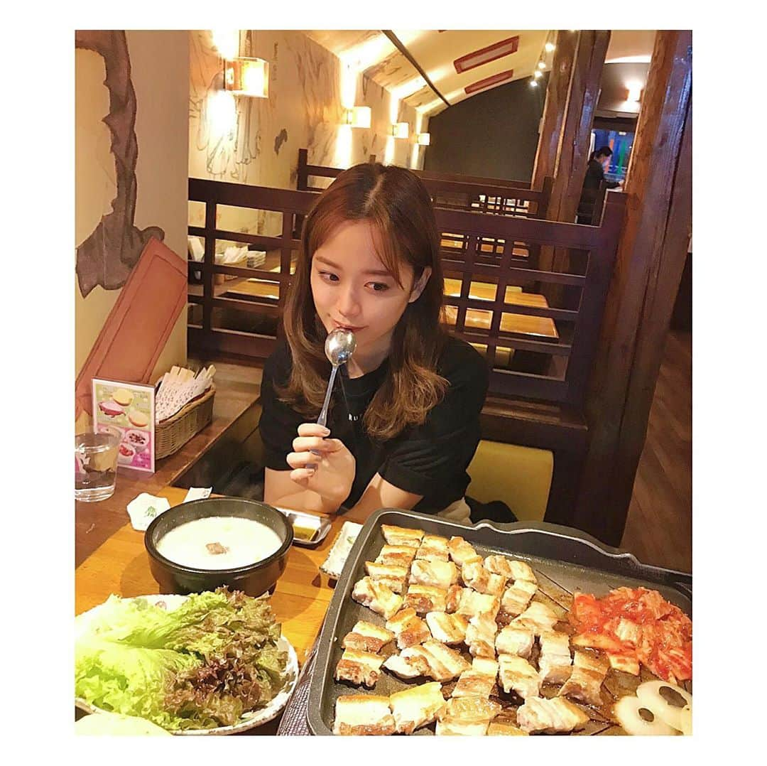 林愛夏さんのインスタグラム写真 - (林愛夏Instagram)「う〜ん！幸せっ😋💗﻿ ﻿  #マシッソヨ〜﻿ #それにしても寒かったね今日 #韓国グルメ  #サムギョプサル  ﻿ 自粛期間からずーっと韓国ドラマ見てるんですけど 特にお気に入りの韓国語、勝手に紹介するね ヨブセヨ〜🤗﻿ チンチャ?😯﻿ マシケッタ〜🤤﻿ ちなみに最近はキム秘書はいったいなぜ？を見てますぅ﻿ おすすめ教えてください〜♥️」10月17日 18時41分 - baby_manatsu