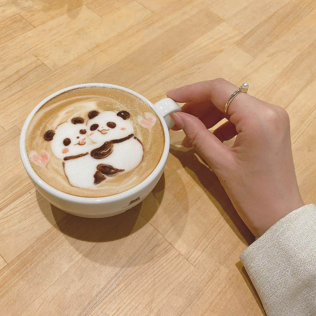 熊江琉唯さんのインスタグラム写真 - (熊江琉唯Instagram)「蔵前の【HAT COFFE】さんで頼んだカフェラテが可愛すぎた☕️💞  オーダーすれば難しい立体的なラテアートも書いてもらえるけど、簡単なやつなら(通常料金で)かけますよ〜ってすぐにパンダちゃん書いてくれた🥺💓  可愛すぎて飲むのが惜しい🐼💚  今度は推しの誕生日に、推しを描いてもらおうと思います🤤笑  住所：東京都台東区寿３-１５-６  都営大江戸線 ／ 蔵前駅 徒歩3分（220m） 東京メトロ銀座線 ／ 浅草駅 徒歩4分（310m）  #hatcoffee #コーヒー #カフェ巡り #カフェ #cafe #カフェラテアート #カフェラテ #ラテアート #蔵前カフェ #蔵前 #浅草カフェ #休日の過ごし方 #スイーツ #ハットコーヒー」10月17日 18時41分 - ruikumae