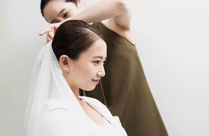 𝐊𝐚𝐤𝐢𝐠𝐢𝐅𝐮𝐤𝐚のインスタグラム：「． ． 髪の毛、メイク、ドレス  当日のセットはすべて @natsumi.bridal さんがしてくださいました🌹🤍 ． ウエディングのお話聞けたり メイクのお話出来たり… 晩ご飯には焼肉をご馳走になって☺️ ． またお会いしたいって思える 素敵な方でした🕯🤍 ． なつみさんのストーリーのハイライトに 風花のハイライトが作られてて嬉しかった🥰🥰」