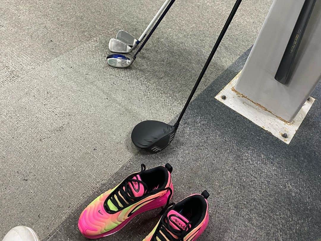 長谷川史歩理さんのインスタグラム写真 - (長谷川史歩理Instagram)「﻿ ﻿ よーく見て👀バンカーが北海道なの💕﻿ ﻿ うぐいすだったかな﻿ もう寒いしラウンドできないからそろそろ﻿ 425練習しますか‼️‼️👊🏽﻿ ﻿ ﻿ ﻿ #北海道 #hokkaido #ゴルフスイング ﻿ #golfswing ﻿ #はせがわしほり  #america ﻿ #carlifestyle ﻿ #fashionphotography  #キャンギャル ﻿ #hydroflask #heyletsgo #🇺🇸 #🇯🇵﻿  #ゴルフ #golf #golfstagram ﻿ #golfwear #golfgirl #ゴルフ女子 ﻿ #pxg #pxgtroops  #russeluno #ラッセルノ﻿  #markandlona #japan #ゴルフコーデ #ゴルフスイング #ゴルフウェア ﻿  #ping #ping425」10月17日 18時48分 - shihori_hasegawa888