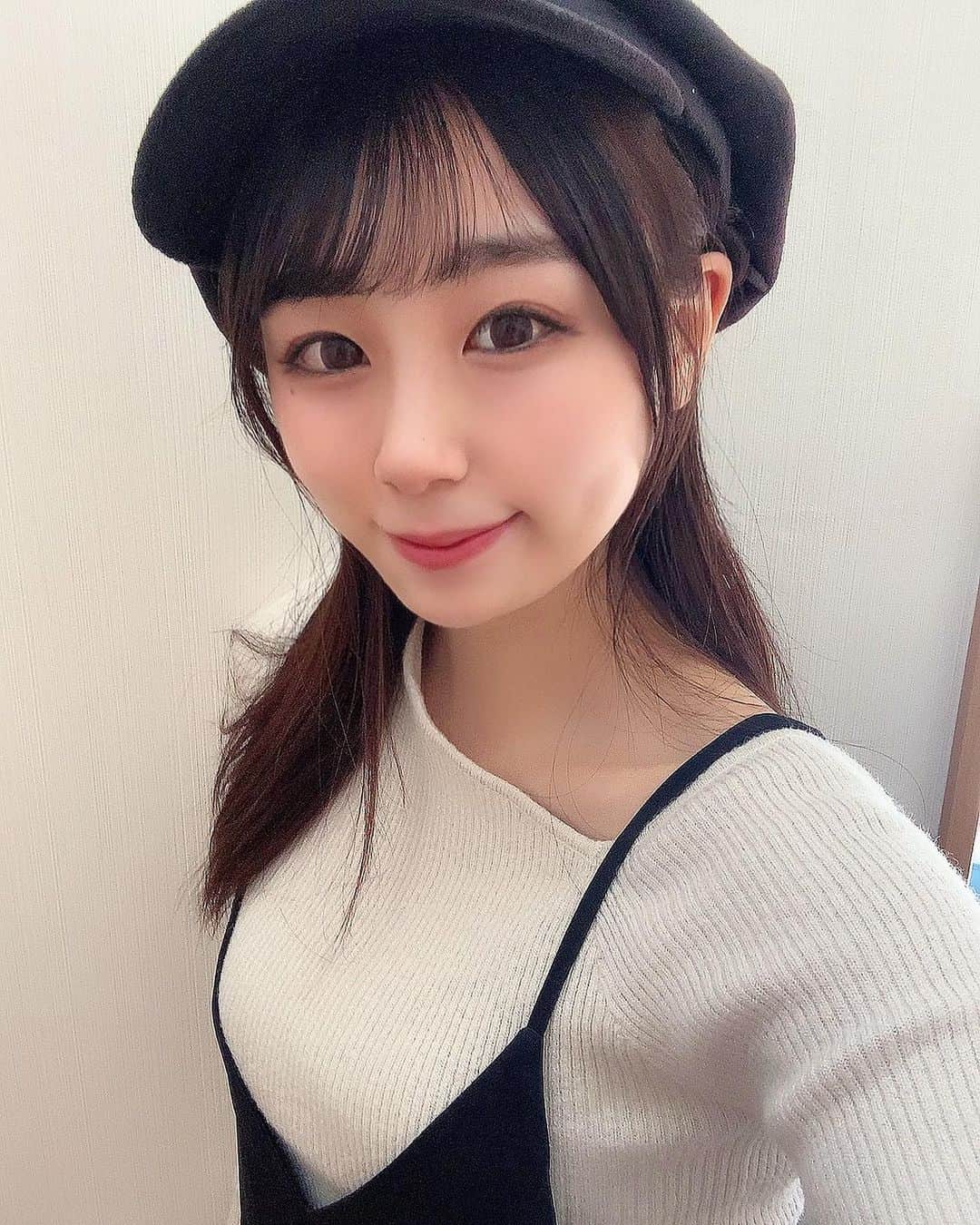 のインスタグラム：「こんばんは！﻿ ﻿ ﻿ 今日は﻿ バファローズVICTORY🤘！！﻿ ﻿ 連敗ストップ✋❗️﻿ 嬉しかったですね😭！！﻿ ﻿ 明日の連戦最終日も﻿ 絶対勝ちましょう！💪💥﻿ ﻿ ﻿ 皆さん今日はどんな一日でしたか？😊💭﻿ ﻿ 私は久しぶりに中華を食べに行ってきました！🥟🍜😋﻿ ﻿ ﻿ #Bs2020 #orixbuffaloes #baseball #オリックスバファローズ #プロ野球 #bsgirls #野球 #オリックス #オリ姫 #野球女子 #京セラドーム #京セラドーム大阪 #球場 #大阪 #instagood #instalike #followｍe #ユニフォーム #ユニフォーム女子 #キャスケット #victory #勝利 #中華 #NANAMI #NANAMI_364」