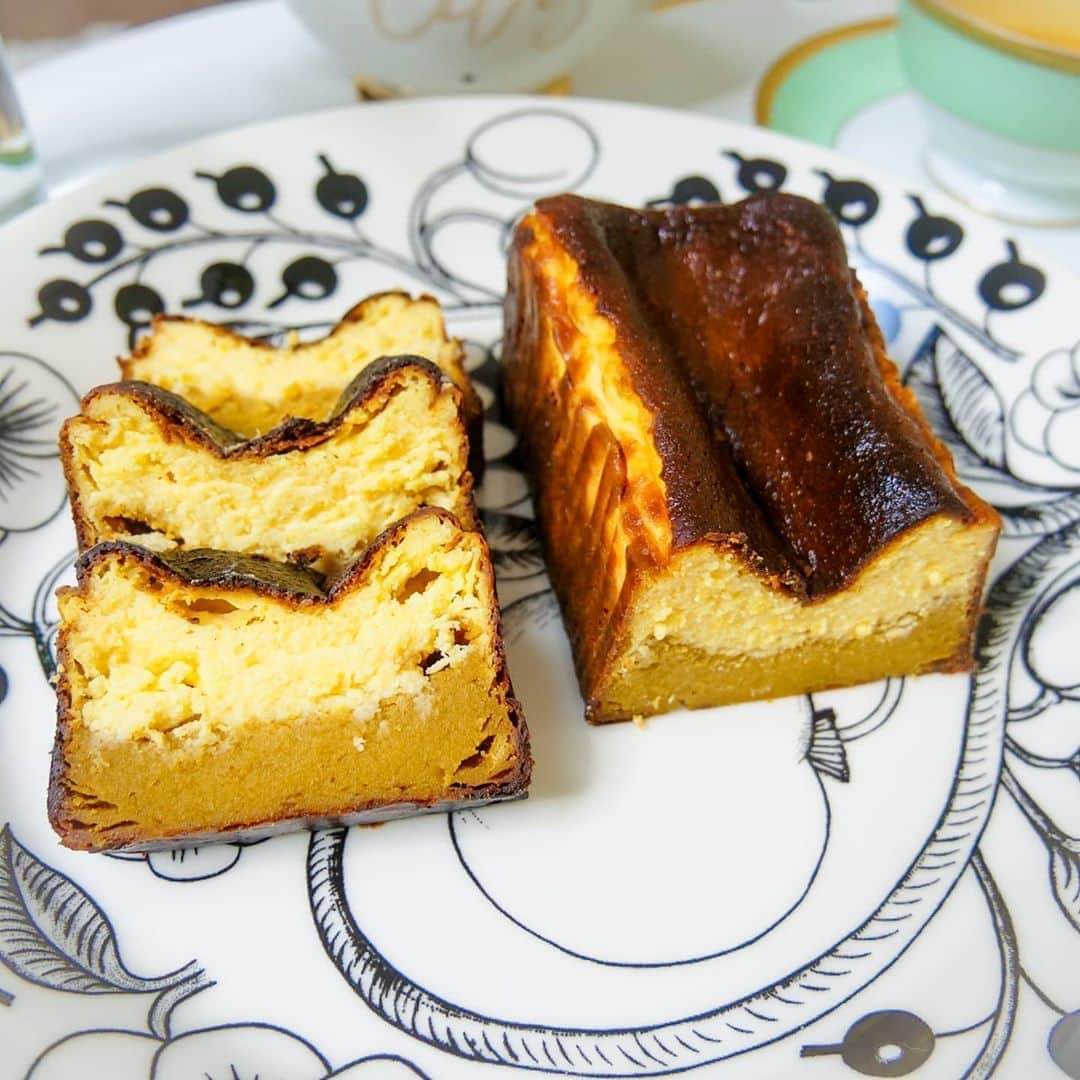 小谷津友里さんのインスタグラム写真 - (小谷津友里Instagram)「🧀🍠🌿 蜜芋バスクチーズケーキ おいしい😍！！  チーズケーキとスイートポテトの２層になってるの！ しっとり甘くて、香ばしい😋 和風のケースで届くのもうれしい👘  @and_oimo_tokyo 　  秋はおいもだよね😍 お芋を箱買いしようかと思ってるくらいすき。笑  #こやゆりフード #蜜芋バスクチーズケーキ #秋の味覚 #アンドオイモトウキョウ #andoimotokyo #お芋 #スイートポテト #チーズケーキ #サツマイモ #お取り寄せスイーツ #スイーツ好き #ケーキ #sweetpotato #cheesecake #おやつ #おうちカフェ　#ティータイム　#ハーブティー #teatime」10月17日 18時46分 - yurikoyatsu