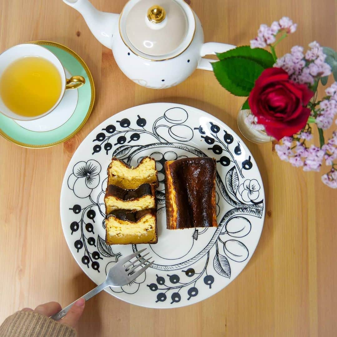 小谷津友里さんのインスタグラム写真 - (小谷津友里Instagram)「🧀🍠🌿 蜜芋バスクチーズケーキ おいしい😍！！  チーズケーキとスイートポテトの２層になってるの！ しっとり甘くて、香ばしい😋 和風のケースで届くのもうれしい👘  @and_oimo_tokyo 　  秋はおいもだよね😍 お芋を箱買いしようかと思ってるくらいすき。笑  #こやゆりフード #蜜芋バスクチーズケーキ #秋の味覚 #アンドオイモトウキョウ #andoimotokyo #お芋 #スイートポテト #チーズケーキ #サツマイモ #お取り寄せスイーツ #スイーツ好き #ケーキ #sweetpotato #cheesecake #おやつ #おうちカフェ　#ティータイム　#ハーブティー #teatime」10月17日 18時46分 - yurikoyatsu