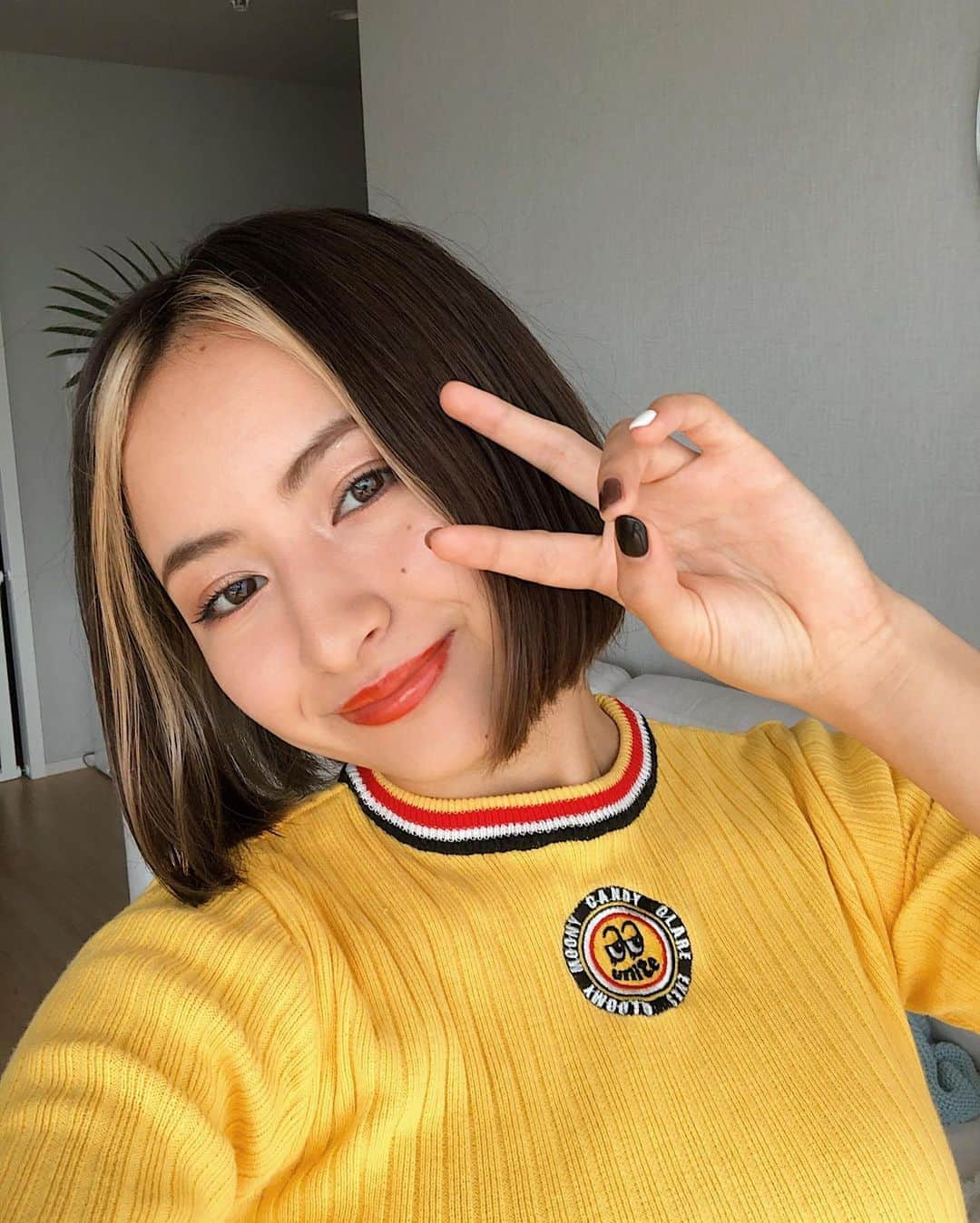 Julia Castroさんのインスタグラム写真 - (Julia CastroInstagram)「🔫💛💛💛 . #yellow #💛 #fashion #outfit #ootd #outfitoftheday  #color #yellowgirl #girl #bobhair #bob #haircolor #hairstyle  #autumn #fall #派手色 #黄色 #黄色服 #ボブヘアー #ボブ #ヘアカラー #秋服 #派手服 #髪色 #髪型 #赤リップ #たまには派手ファッション」10月17日 18時56分 - julia.c.0209