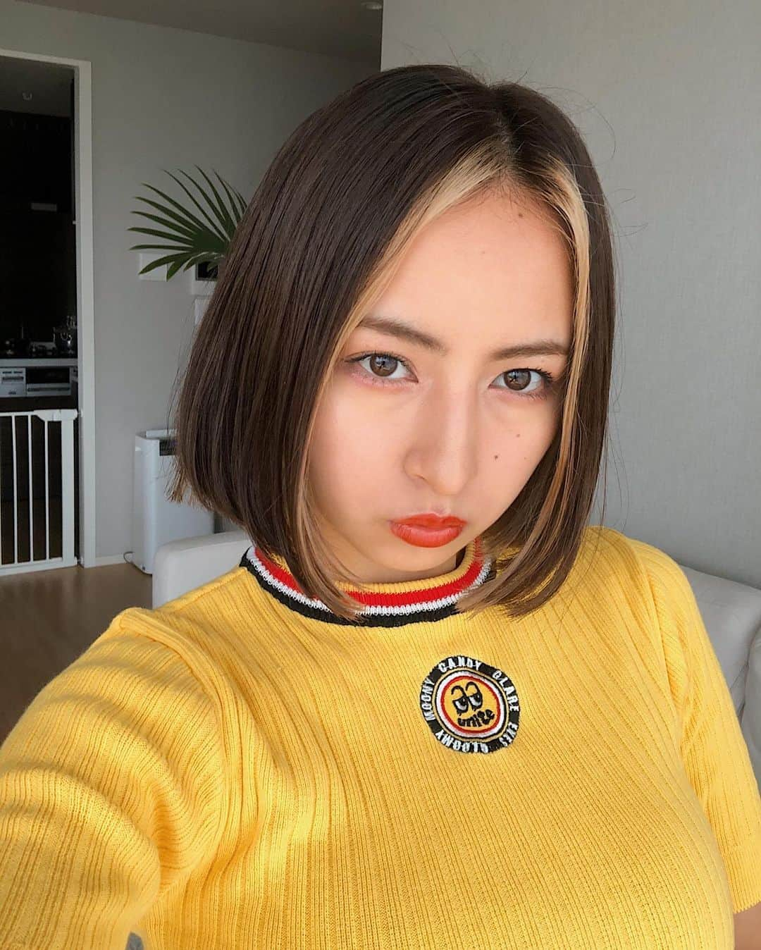 Julia Castroさんのインスタグラム写真 - (Julia CastroInstagram)「🔫💛💛💛 . #yellow #💛 #fashion #outfit #ootd #outfitoftheday  #color #yellowgirl #girl #bobhair #bob #haircolor #hairstyle  #autumn #fall #派手色 #黄色 #黄色服 #ボブヘアー #ボブ #ヘアカラー #秋服 #派手服 #髪色 #髪型 #赤リップ #たまには派手ファッション」10月17日 18時56分 - julia.c.0209