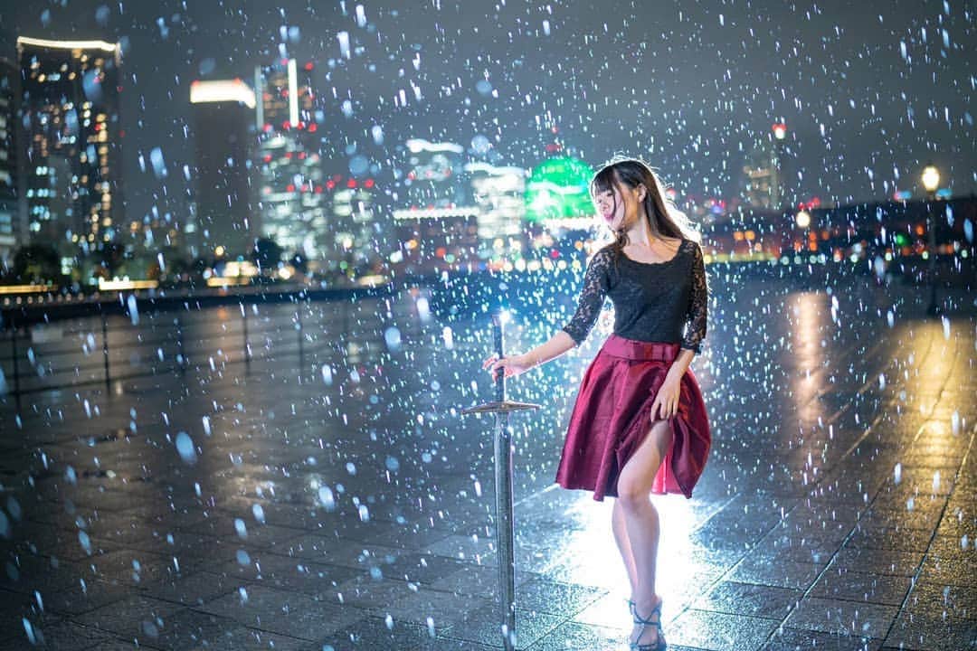 高橋さくらのインスタグラム：「* * あとちょっと * * 雨降ってー！  #雨 #横浜 #みなとみらい  #ドレス #パーティ #夜景 #カメラマン #ポートレート #撮影 #モデル #splus_cameraclub  #かずさん写真部  #ストロビスト  #光 #影」