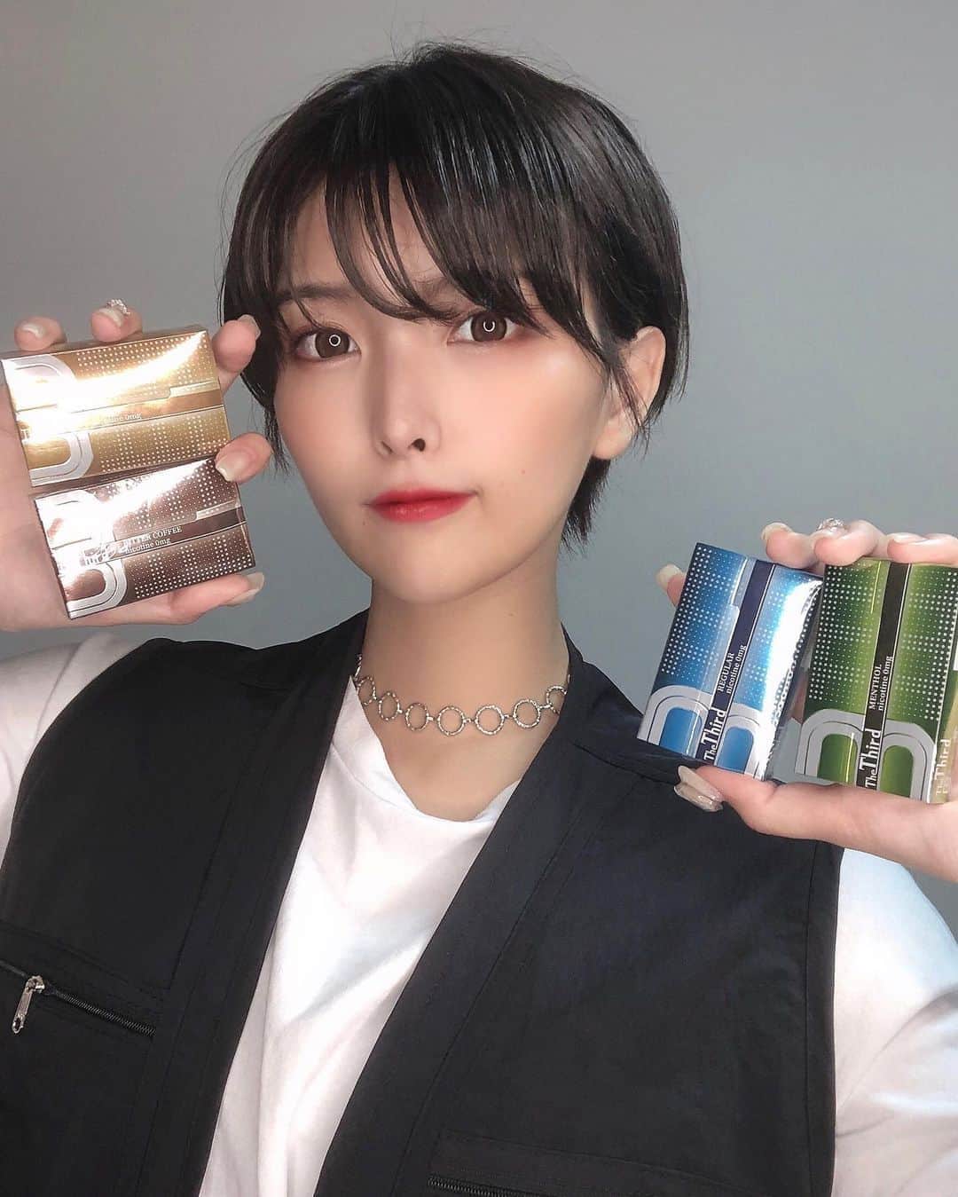 のインスタグラム：「禁煙サポ🚭 . . 禁煙頑張ってる人ー！🙋‍♀️ .  @the_third.reiwa さんから iQOSのデバイスで吸える禁煙サポート商品を頂いたのでご紹介〜🙉🙉 . . 私自身は美容と健康のために、 タバコは吸ってません🙌 故に恋人はなるべく吸ってない人であってほしい。、 吸ってない人は吸ってない人の方がいいって思う人多いと思う。。。当たり前だけど。。。 . . 喫煙者って年々減っているし、 タバコの値段も上がって、 外で吸える場所も減っていて、 禁煙を考えてる人は多いのではないでしょうか。。。😿 . . 私が手に持っている商品↓ . 【The Third】 ✔️吸いごたえ100%、ニコチン0% . 🔹電子タバコとは違う強い吸いごたえ 🔹ニコチンフリーだから場所・相手を選ばず吸える 🔹フレーバーは4種類で気分にあわせて変えられる . . iQOSのデバイスで吸えるのも嬉しいね！！ みんな禁煙頑張ってね〜😽 . . ..  #TheThird #The3rd #ザサード　#禁煙 #電子タバコ　#加熱式タバコ　#ad  #pr #禁煙グッズ #禁煙チャレンジ #禁煙サポート #黒髪ショート #メンズライク　#ハンサムショート #コンパクトショート」