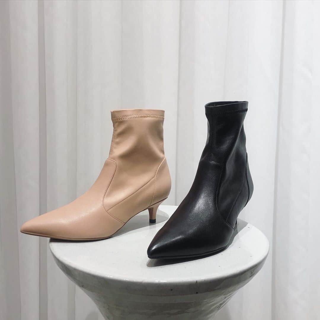 のインスタグラム：「[Sophia Collection] . ドメスティックのシューズブランド 本革と合否がコンビのストレッチショートブーツなので、履いた感触だけでなくモチーフのフォルムもきれいです。 ぜひ店頭でお試しください✨ . Boots 564-09506 ¥18,000+tax Size 36.37.38 . . アナトリエ ミュゼ プリヴェ アトレ恵比寿店 . . #anatelier #anatelierofficial  #アナトリエ」