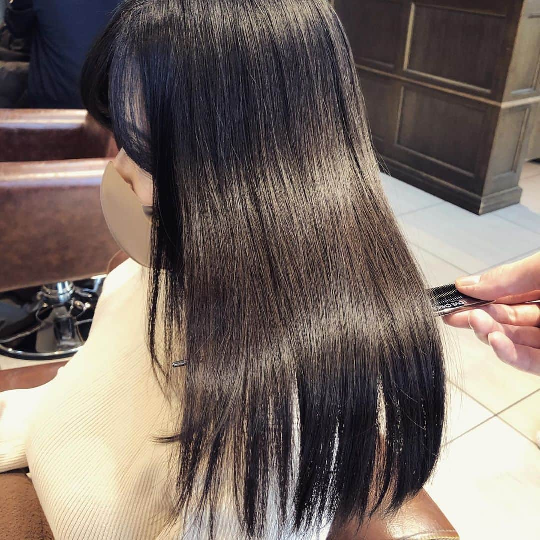 未梨一花さんのインスタグラム写真 - (未梨一花Instagram)「💇🏻‍♀️   @loana_roppongi さんで ヘアメンテして頂きました♫     この艶さらがたまらんっ✨✨     岡野さん @takaya_o  一年前に初めて行った日から ずっと担当して頂いているので 細かいオーダーをしなくても 完璧に仕上げて下さいます💯   とても助かる！！！     LOANAさん、岡野さん、 いつもありがとうございます🙏♥️       #グラビアアイドル #グラドル #未梨一花 #loana #ロアナ #六本木 #乃木坂 #美容院 #美容室 #ヘアサロン #ヘアケア #カット #縮毛矯正 #トリートメント #艶髪 #黒髪 #セミロング #さらさら #loanaroppongi #roppongi #nogizaka #hair #hairsalon #haircare #hairstyle #blackhair #hairtreatment」10月17日 18時50分 - 1ka__3ri