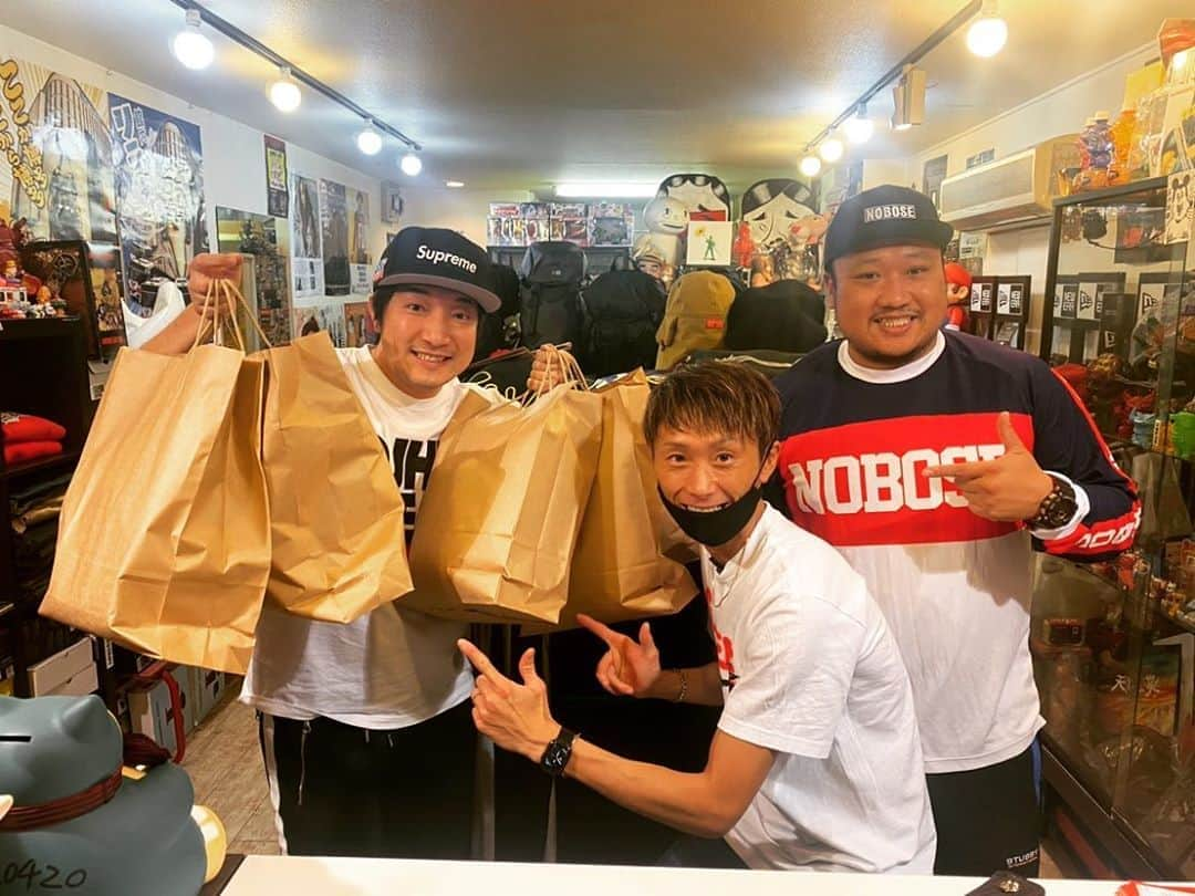 峰竜太さんのインスタグラム写真 - (峰竜太Instagram)「次はガチでお世話なってるHSMでNOBOSEの商品を20万円分かたっぱしから購入してきたぞ！ これもみんなにプレゼントするわ！ お世話になってる人と応援してくれてるみんなに感謝の気持ちっす！ NOBOSE知らない人が好きになってくれたら最高す！ いつもみんなありがとう！ ささやかな恩返しです。 子供服から冬物までどっさりあります笑 どーにかしてみんなに配りますね！ #hsm #NOBOSE #20万円分プレゼント #経済まわしてくぅー #幸せのおすそ分け #arigatoo」10月17日 18時51分 - ryuta.4320