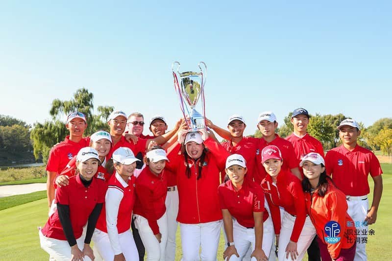 フォン・シャンシャンのインスタグラム：「We are the CHAMP!   I’m so proud of this young, powerful and fearless team! Wishing you all an even brighter future! ❤️💪   #sinacup #TeamFeng #champ」