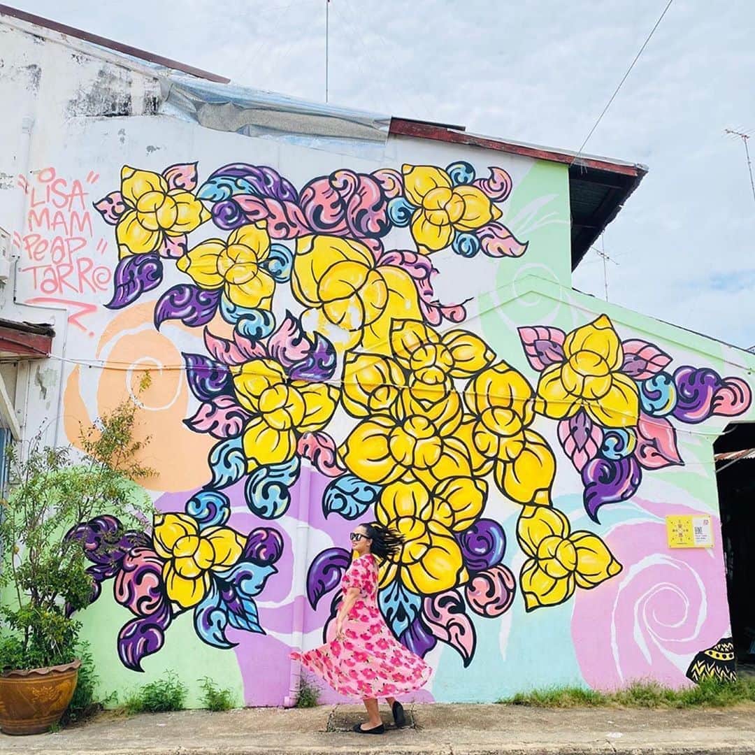 タイ国政府観光庁さんのインスタグラム写真 - (タイ国政府観光庁Instagram)「・﻿ ／﻿ 皆さま☀️﻿ サワッディー・カー🙏﻿ ＼﻿ ﻿ 今日の #thailovers は... @nakanda_mai さん😘﻿ ﻿ サワンカロークにあるストリートアートをバックに、パチリ📸✨﻿ ﻿ お花を思わせるカラフルな壁画が、華やかで素敵ですね🌹💕﻿ スコータイ県にあるサワンカロークには、このように様々なウォールアートで賑わうストリートがあります🚶💨﻿ ﻿ ちなみにこの街の名前を冠した、「サワンカローク焼き」という中国伝来の陶磁器でも有名なエリアです🏺﻿ ﻿ 📷 @nakanda_mai  📍 Sawankhalok's Walking Street Art.﻿ ﻿ ・・・・・・・﻿ ［タイ好き（THAI LOVERS）な皆さんの写真を大募集🇹🇭💕］﻿ ﻿ ハッシュタグ #thailovers をつけて、タイで撮影した写真を投稿すると、こちらでご紹介させて頂くことがあります🐥﻿ ﻿ 皆様からの投稿をお待ちしています‼️﻿ ﻿ #repost #タイ #スコータイ #サワンカローク #ストリートアート #ウォールアート  #壁画アート #こんなタイ知らなかった #もっと知りタイ #タイを知りつくす #タイ旅行  #旅好きな人と繋がりたい #旅行好きな人と繋がりたい #海外旅行 #女子旅 #タビジョ #thailand #sukhothai #sawankhalok #sawankhalokwalkingstreetart #wallart #streetart #amazingthailand #thailandtravel #thailandtrip #thai #thaistagram #lovethailand」10月17日 18時53分 - amazingthailandjp