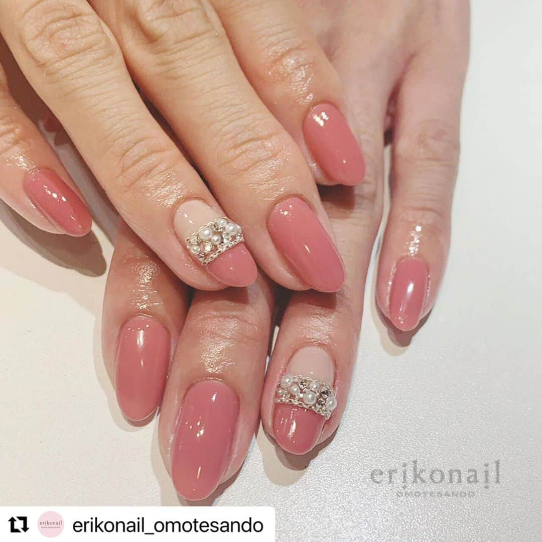 黒崎えり子さんのインスタグラム写真 - (黒崎えり子Instagram)「#Repost @erikonail_omotesando with @make_repost ・・・ お客様NAIL エレガントな雰囲気です🥰  OMOTESANDO 畑瀬 ・ ・ erikonail  OMOTESANDO  *･゜ﾟ･*:.｡..｡.:*･*:.｡. .｡.:*･゜ﾟ･* 平日11:00〜21:00 土日祝10:00〜19:00 ご新規様20%オフ✨ 表参道駅から徒歩1分 全席ソファ席なのでゆったりとお過ごしいただけます♡ 個室もございます 皆様のご来店お待ちしております♡ *･゜ﾟ･*:.｡..｡.:*･*:.｡. .｡.:*･゜ﾟ･* ・ ・ ・ ・ #erikonail #エリコネイル #エリコネイル表参道 #erikonail畑瀬美桜 #ネイル#ネイルアート  #ネイルデザイン　 #エレガントネイル #パールネイル #チェーンネイル  #nail#nails#nailart #naildesign#gelnail#gel #morecouture #モアクチュール #モアジェル  #네일#젤네일#美甲師#美甲 #大人可愛い #エレガント #シンプルネイル #黒崎えり子 #jna認定ネイルサロン #表参道ネイルサロン」10月17日 18時54分 - erikonail