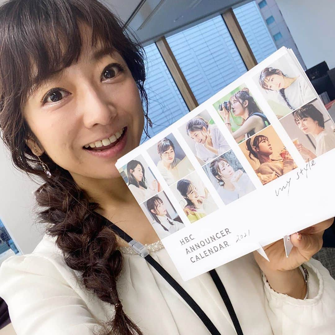 佐藤彩さんのインスタグラム写真 - (佐藤彩Instagram)「「HBCアナウンサーカレンダー2021 - my style -」販売中です😊  今まで表紙の写真しかわからなかったけれど、 完成品が手元に届いて、見てみたら…  みんなかわいい🥺✨ そして、とてもオシャレ😳！  素敵なカレンダー、ありがとうございます☺️  テーマは「彼女たちの休日」 A5版卓上タイプになりました！  恥ずかしさは嬉しいに変換して…笑 ぜひお手元に置いていただければ嬉しいです☺️  ＊価格1400円(税抜) ＊道内の主な書店、北海道発信ショップ、Amazonでどうぞ  ＊北海道発信ショップの購入者限定で推しアナウンサーの直筆サイン付き 　→誰も私の希望してくれる人いないかもと思っていたけれど、いらっしゃいました😳！ 感動しました🥺 ありがとうございます🥺  カレンダーについて、詳しくはHBC公式ホームページをご覧ください🤗  そして、HBC公式YouTubeでは、それぞれが30の質問に答えています😊 みんなの個性が出ていて楽しいですよ〜😆 こちらもぜひ💁‍♀️  #HBCアナウンサーカレンダー2021 #HBCアナウンサー #カレンダー #アンニュイ #素の表情 #楽しんでください #30の質問 #あのとき全然出てこなかったけど  #もっと好きな食べ物あったなぁ #ラーメン #パン #カレー #海鮮 #貝類 #いくら #パフェ など #ちなみに本を読むのは平均月に1.2冊程度 #毎月ネクストフォーカスで紹介していますね私 #HBC #北海道放送 #アナウンサー #佐藤彩」10月17日 18時54分 - hbc_ayasato