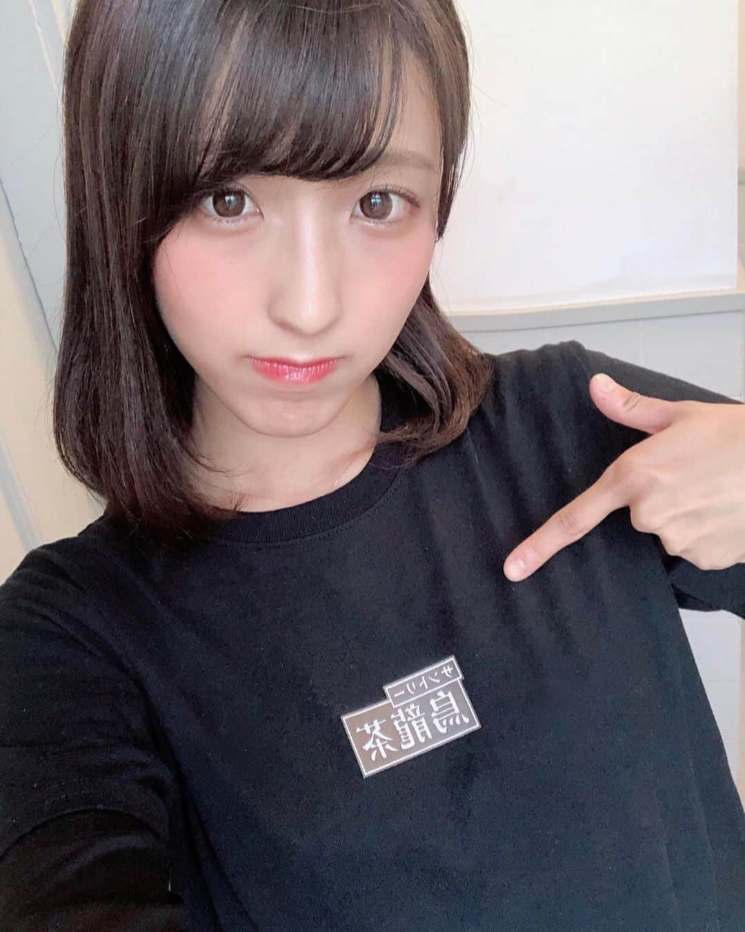 白木愛奈のインスタグラム：「最近はまっている烏龍茶Tシャツ🍵 Niko and…とサントリーのコラボで、寒い時はインナーとあわせても可愛いです🥰  ちなみに後ろの中国語は｢冷えてても美味しい、熱くても美味しい｣という意味らしいです！(中国語選択😂笑)  #烏龍茶 #烏龍T #冰的好熱的也好 #Tシャツ」