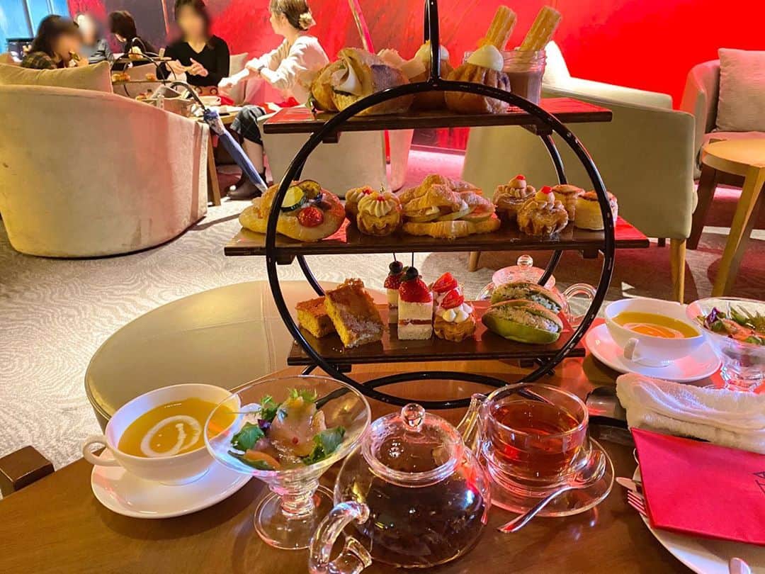 中山琴葉のインスタグラム：「﻿ ﻿ ヒルトン東京﻿ ﻿ ﻿ afternoon tea💓💓💓﻿ ﻿ ﻿ やっぱりこーゆーきらきらしたの﻿ 好きだぁって改めて思いました😘笑﻿ ﻿ ﻿ ﻿ ﻿ #ヒルトン東京#afternoontea#女子会#西新宿#インスタ映え#sweet#sweet女子」