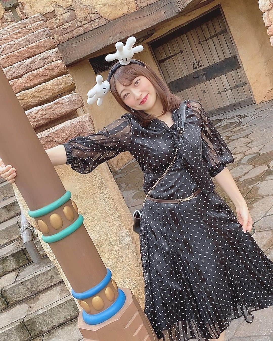 中山琴葉のインスタグラム：「﻿ ﻿ ﻿ コロナ明けディズニー🐭﻿ この日は朝から夜までずっと雨でしたが、﻿ 女5人で行ったので天気関係なしに﻿ 楽しかったです💓💓💓✌️﻿ ﻿ ﻿ ﻿ Seaに行きました！﻿ やっぱりディズニーって最高です。。。❤️﻿ ﻿ ﻿ ﻿ ﻿ ﻿ ﻿ #Disney#Disneysea#Disneyresort﻿ #social distance#女子旅#インスタ映え#ディズニー好きと繋がりたい」