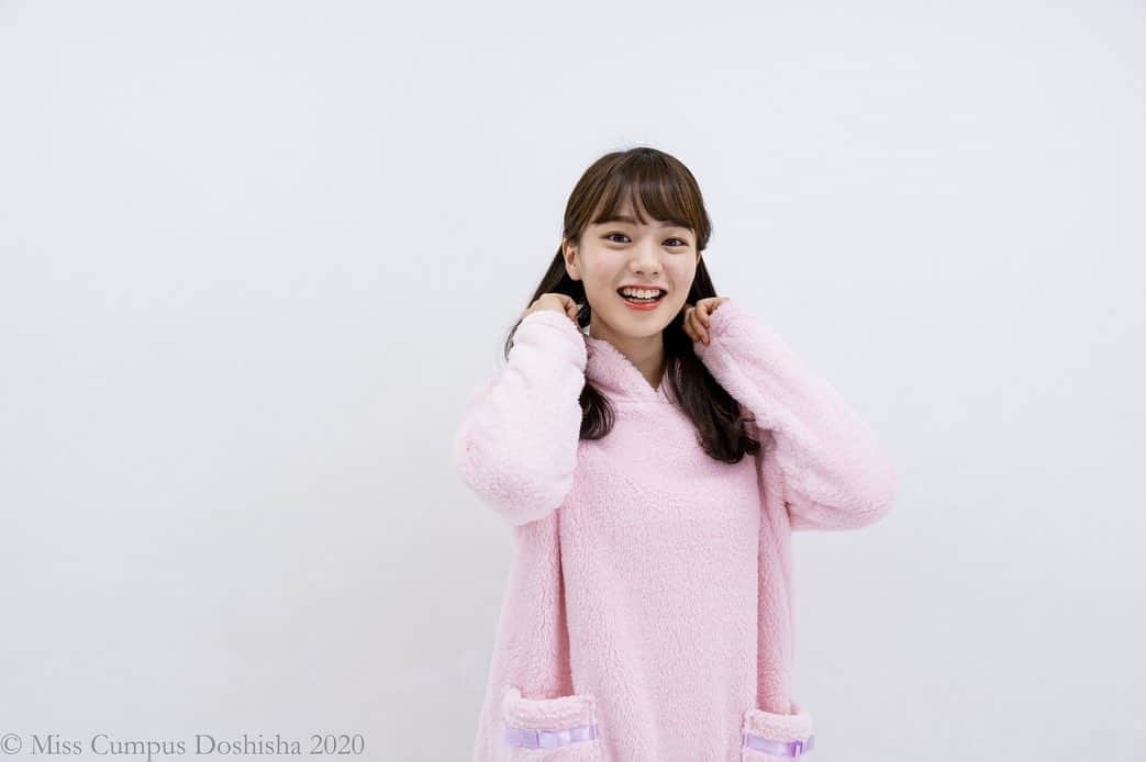 のインスタグラム：「こんばんは🌧 部活終わって帰宅中です♪♪  先日の撮影で可愛いルームウェアを 着させていただきました🐰  ふわふわもこもこで着心地が良く、 撮影中なのに眠くなっちゃうほどの暖かさ( *´꒳`*)  これからの季節に大活躍しそうです✨  本日も投票よろしくお願いします☃  #girlsbypj  #PR #peachjohn #ミスキャンパス同志社2020 #ミスキャンパス同志社 #ミスキャン #ミスコン　#ルームウェア #部屋着」