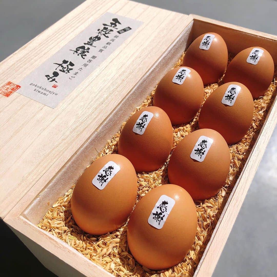 天野ゆうかのインスタグラム：「見てー😳！！ ビジュアルが優勝すぎる 高級たまご🥚✨ . . 普段食べてるのと違いがわかるように たまごかけご飯でたべてみたんやけど、 もうね.. 最高やった🤤🍚🥢◎ 味も濃いし嫌な雑味みたいなんも全然無くて、 生卵ってこんなに美味しかったっけ🙄？ ってなったくらい。笑 #日本に生まれてよかった 🇯🇵🐣 . . 🐓の餌に尋常じゃないくらいこだわった 和歌山県のおじいさま👴🏻が作ってはるので たまご好きさんは一度ご賞味あれ🙊♡ @gokoku_tamago  籾殻から🥚を掘り出すワクワク感も もれなくついてきます🤹🏻‍♀️笑 . . 今宵、たまごかけご飯の口にしちゃったら ごめんなさい👻 #今日みんなが食べるように仕向けてる #たまごかけご飯テロ . . こんなんでプリンとか作れたら めちゃくちゃ美味しいんやろな〜🥺🍮 . . . #飯テロ #高級たまご #たまご #卵 #たまごかけごはん #卵かけご飯 #赤玉 #生卵 #五穀豊穣 #極み #最高級品質 #卵料理 #たまご料理 #和歌山県 #贈り物 #頂き物 #ありがとうございます #ひとつひとつに感謝シール #こちらこそ鶏に感謝 #egg #🍚 #🥚 #🐓」