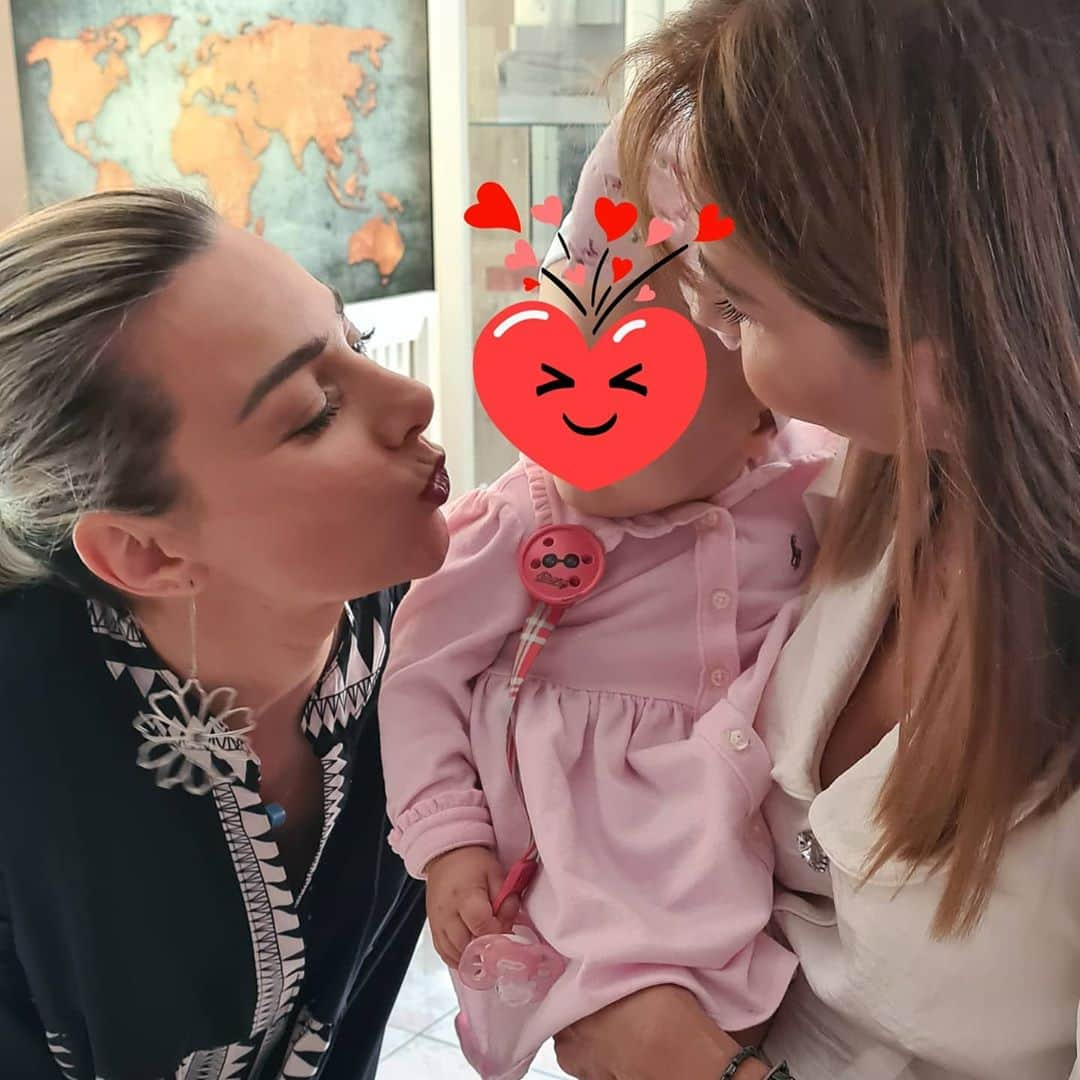 バシリキ・ミロウシさんのインスタグラム写真 - (バシリキ・ミロウシInstagram)「...when we have each other,we have everything ❣ #mum #sister #babysophia」10月17日 19時00分 - vasilikimillousi