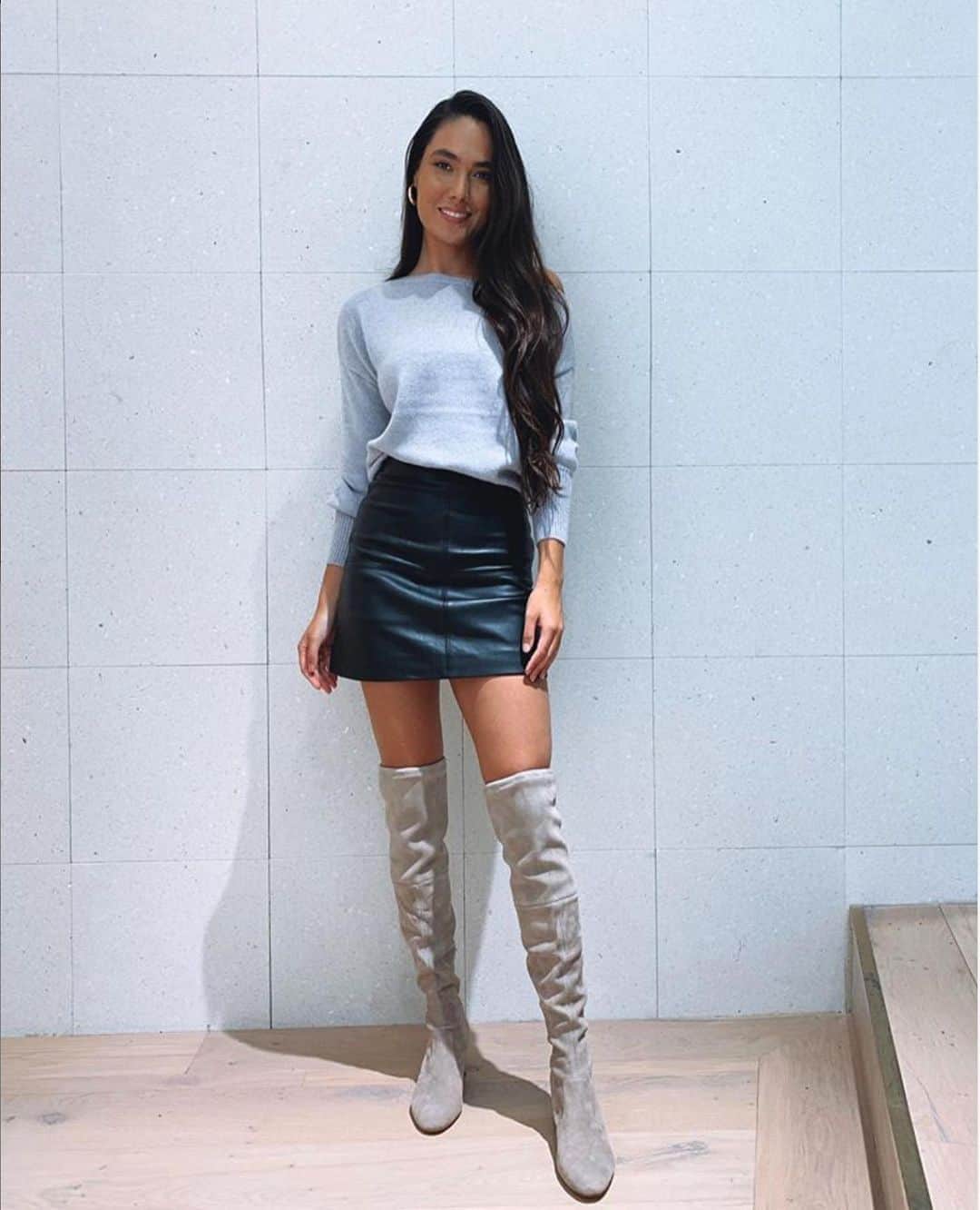 クーカイのインスタグラム：「Le pill Autumn, à mixer avec notre jupe en cuir Jersey pour un look sexy et tendance.   #kookai #jumper #basic #fashion」