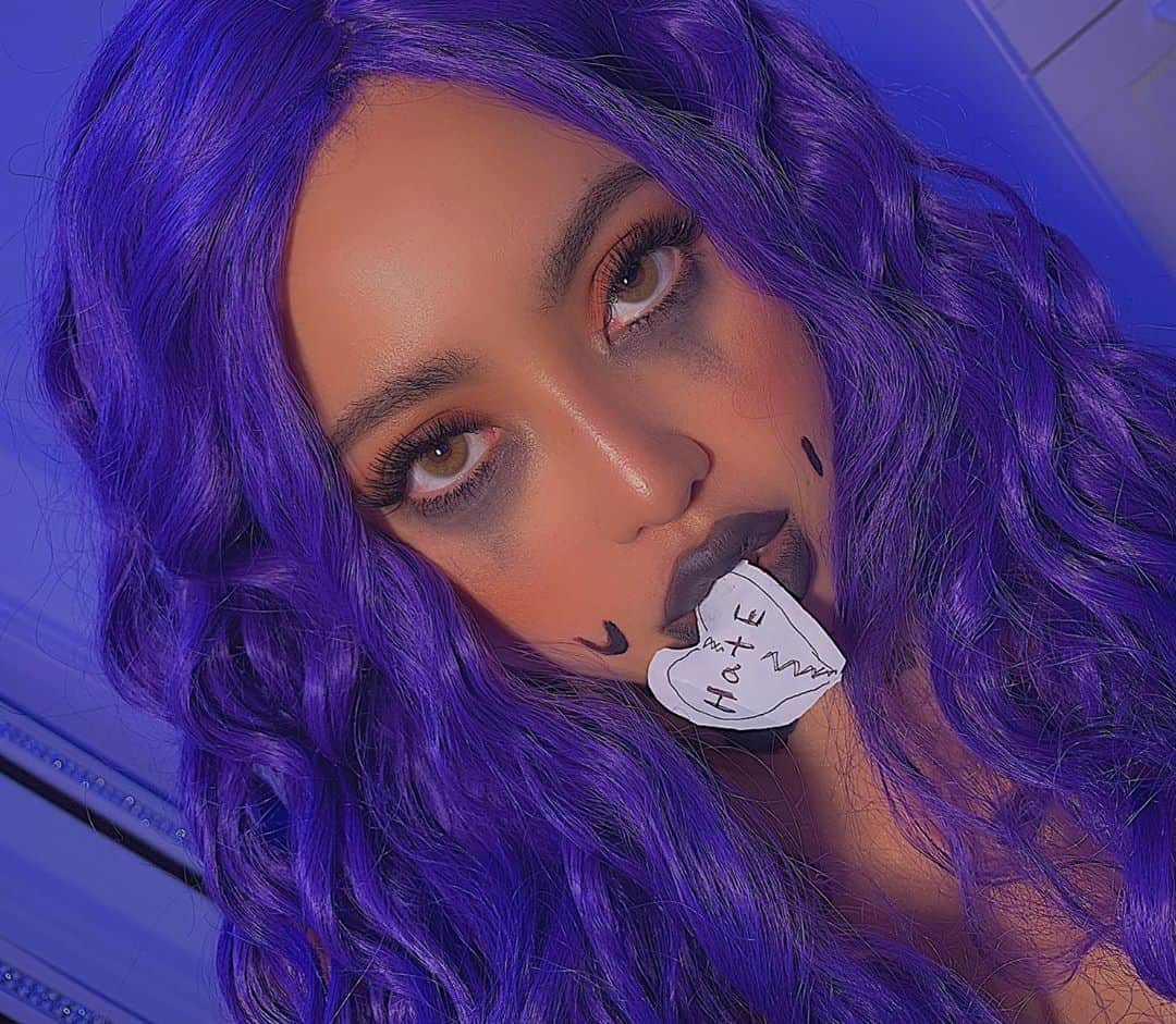のインスタグラム：「昨日のお話💜ある方のDMで"笑った顔は似合わない"と普段沢山のDMやったり意見をもらうんやけど久しぶりにぐさっと来た💔なぜなら笑顔が似合わないなんて言われたこともないし整形前は鼻と歯がコンプレックスで笑うことを避けててよく口元隠したりしててその気持ちを一瞬思い出してしまったけどみんなからのDMでハッと気づいた😭整形してからは今の方が自分らしい生き生きしてる事をすぐ思い返しました💜 . . 人からどう思われようとネガティブな言葉を発するより笑顔でいます🦋💜💎ずーっと✨ . . 沢山いつも愛情を伝えてくれててありがとう💜これをほんまにみんな伝えたくて久しぶりに長い文章でした🖋💜 . . #iloveyoumemes #smilemore」