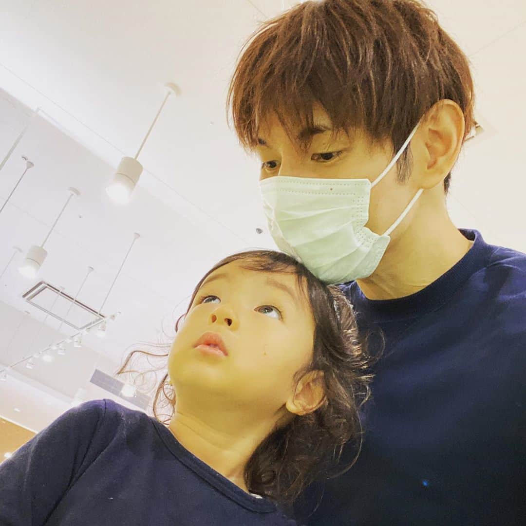 岡田優介のインスタグラム：「休日のパパ  #もうすぐ2歳」