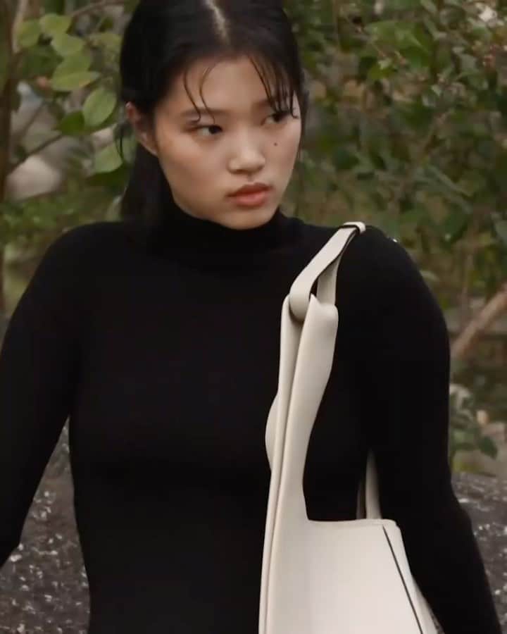 のインスタグラム：「#MulberryGreen style from the Bae sisters with our #MulberryPortobello Tote. #MadeToLast . Models: @mulan_bae & @baeyj98 Photographer: @kimjaehoone Stylist & Visual Director: @zzonae」
