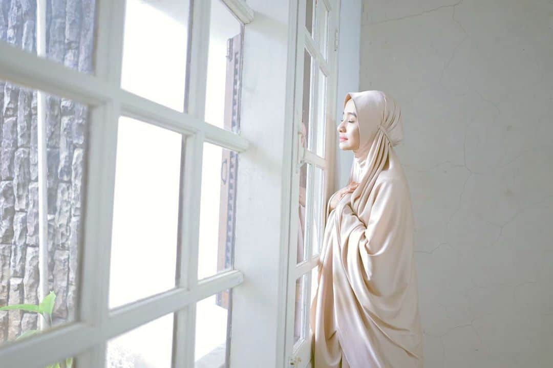 ラウディアシンシアベラのインスタグラム：「بِسْمِ اللَّهِ   ✨  "Ketika di atas hadapi dengan syukur. Ketika di bawah hadapi dengan kesabaran" (Dikutip dari kajian RiyadhusShalihin Bab Sabar)  ... Untuk temen-temen yang saat ini lagi mengalami kesulitan ekonomi,Yang belum dapet kerja,sedang sakit,atau ujian-ujian lain nya. jangan pernah putus asa yaaa😊 Karena disetiap dinamika pasti ada tanda-tanda kebesaran Allah Ta'ala. dan Allah Ta'ala tidak mungkin menciptakan takdir tanpa ada hikmah☺️  Semoga kita bisa fokus untuk berikan respon baik terhadap ketetapan Allah Ta'ala. Dan Semoga Allah Subhaanahu Wa Ta'ala mudahkan. ✨✨✨  'Happy weekend yaaa🤍  { Prayer Robe @lbylcb }」