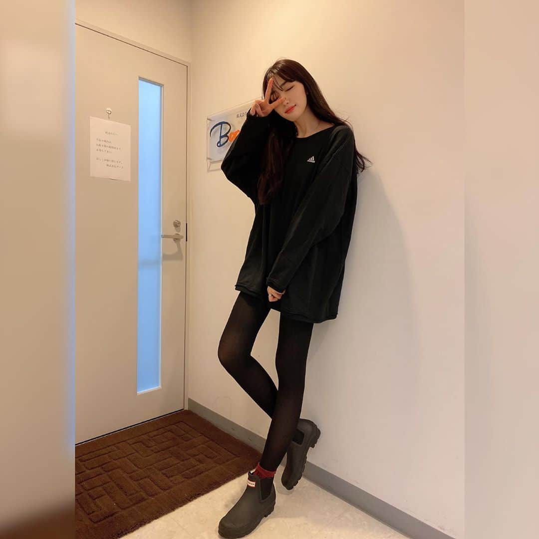 黒田瑞貴のインスタグラム：「最近寒いし厚めの着圧タイツ履いてるんだけど、韓国で買ったタイツ、全然期待してなかったのに、めちゃくちゃ足細く見える😳  見栄張ってSサイズ買って、その分着るのちょっと大変（笑）  #sweat .... #adidas  #rainboots .... #hunter  #ootd #ootdfashion  #fashion #japanesegirl #model #韓国」