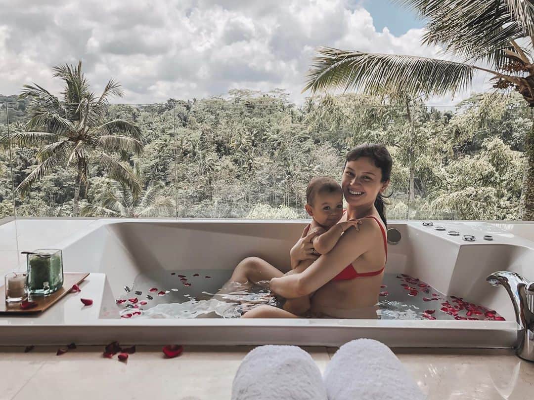 Kimberly Ryderのインスタグラム：「Final beautiful moments with just my little baby boy... before a littler baby brother/sister enters the picture! 🥰 Thank you @padmaubud for an unforgettable stay. 🌴 📷 @edward_akbar」