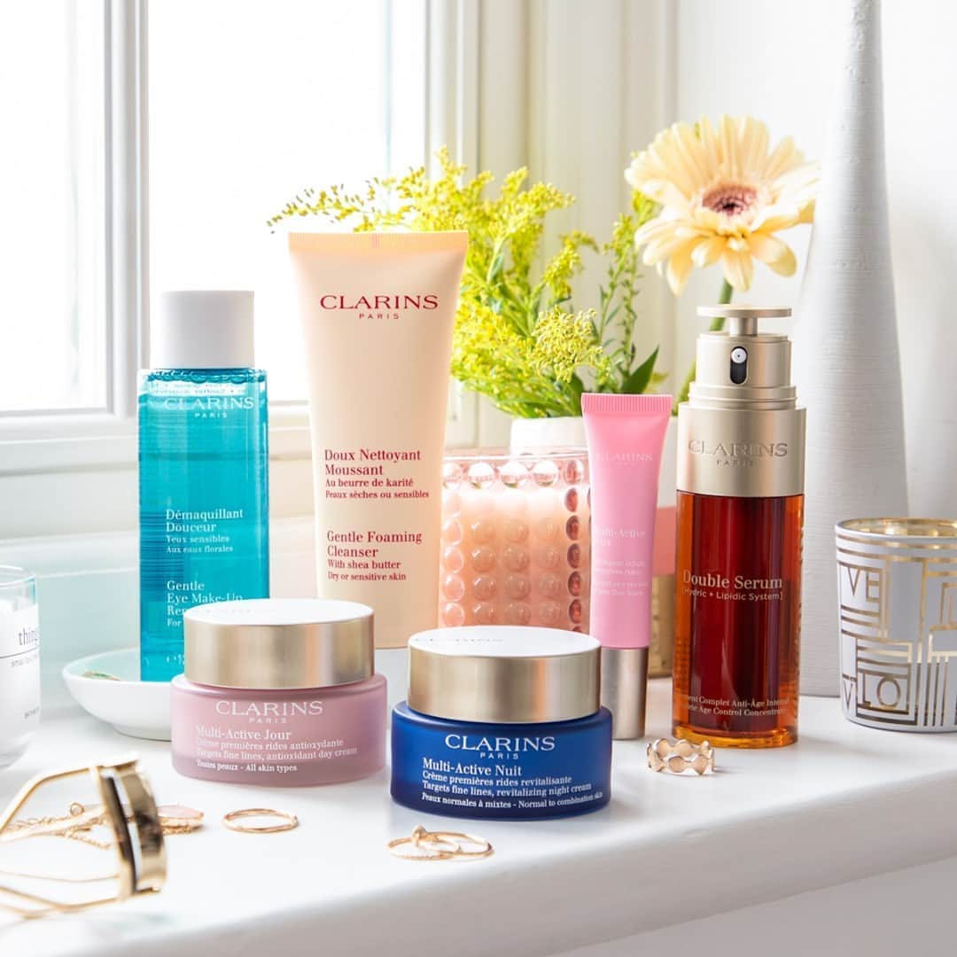 ClarinsUKさんのインスタグラム写真 - (ClarinsUKInstagram)「Are you looking to combat pigmentation and even your skin tone? 🙋🏻‍♀️  Join us LIVE this #SelfCareSunday for a follow-along facial designed to help you achieve an even skin tone. Head over to our Clarins UK Facebook page at 11am tomorrow.  Set yourself a reminder via the countdown sticker in our Stories! ❤️」10月17日 19時15分 - clarinsuk