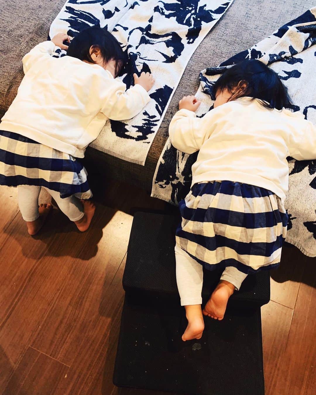 中根麗子さんのインスタグラム写真 - (中根麗子Instagram)「双子だなぁ。 って思う時が良くある💗 最近はお昼寝しよって言っても お昼寝嫌いーと言って 寝ない2人。。。 急に静かになったと思ったら 寝てる💗  可愛すぎる💗 それにしてもそれで寝れるのか。  #一卵性双生児 #双子 #2歳 #女の子 #4人姉弟 #twins」10月17日 19時15分 - reiko_nakane