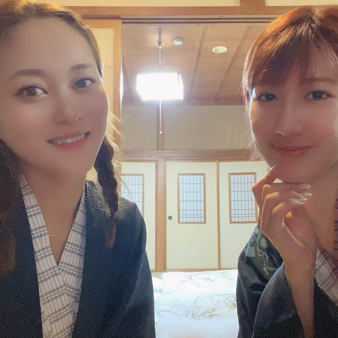 三上玲奈のインスタグラム：「チャリ旅8日目‼️🚴‍♀️ 今日は山形の日本海側を端から端まで走りました💨  チャリトラブルや雨があったものの、ものすごく走りやすい道で休憩ほぼなしで走ってました🚴‍♀️  新潟の奥からずっと旅館しかないので、浴衣です🤗  これは昨日の写真🙂  安いとこ探してgoto使ってます‼️  gotoのご飯のチケットはコンビニかチェーン店では大抵使えます😃  個人店は使えてもチケットのみで、モバイルは使えなかったりするので、皆さんも参考にしてみてください😃  早く走らないと時間と経費がそろそろやばいです😂  明日は秋田入り一気に行きます‼️  激しく走った後の🚴‍♀️お風呂や温泉はしみます😂  #チャリで来た　#by渋谷　#三上玲奈　#野田みはる　#ヒビヤガール　#旅館　#山形　#チャリ旅　#クロスバイク　#自転車旅　#自転車女子　#チャリ　#自転車　#クロスバイクがある生活　#浴衣女子　#あつみ温泉」