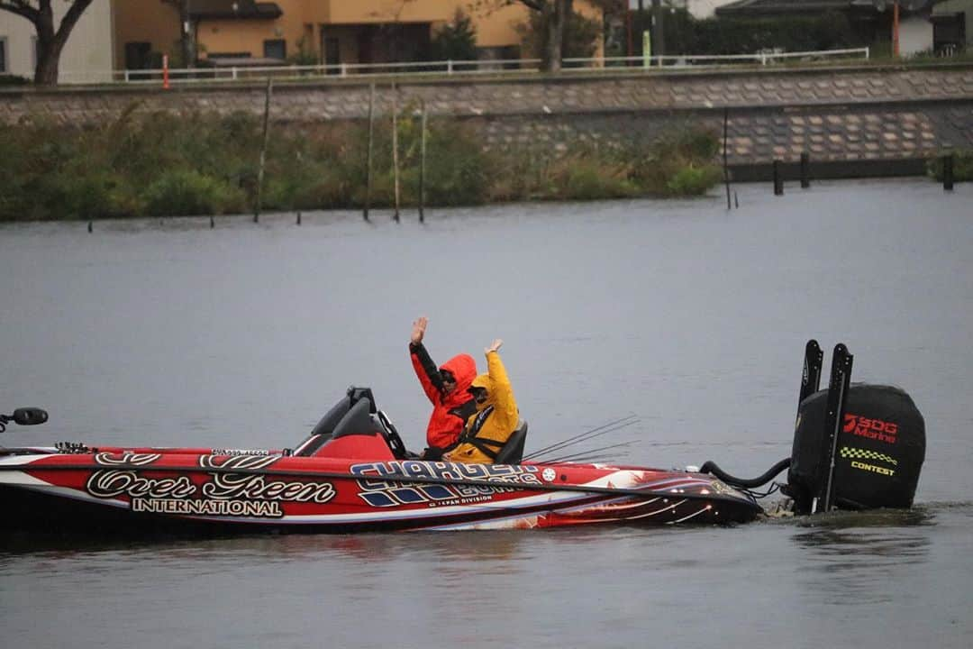 清水盛三のインスタグラム：「WBS JAPAN OPEN TOURNAMENT の初日。 沢山の応援ありがとうございます‼️ 参加44チーム中、暫定6位です‼️ トップとはだいぶ離されたけど、 ここ霞ヶ浦水系は何が起きるか分からないのでメイクドラマ目指して明日も最高のパートナーのエビちゃんと戦ってきます💪 明日こそFIVE BIGMAMAや‼️ ・ ・ ・ #wbs #japanopentournament  #茨城県 #霞ヶ浦 #霞ヶ浦水系 #エバーグリーン #evergreen #ダイワ #daiww #グローブライド #gloveride #サンライン #sunline #ベイトブレス #baitbreath #ゼクーbyジール #zequebyzeal #蝦原英夫 #エビちゃん #team剛腕bigmama」