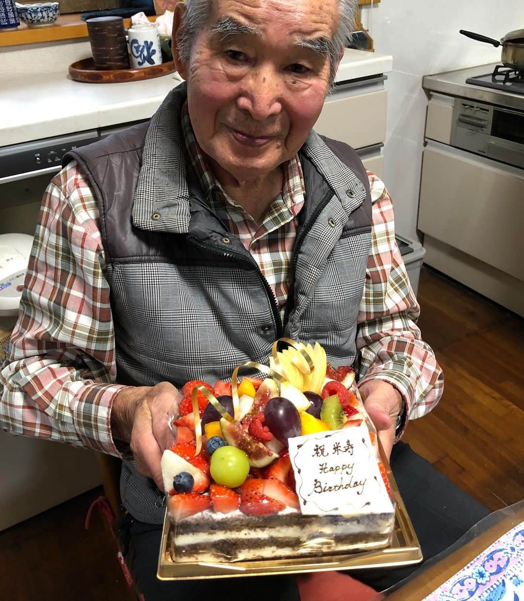 金剛地武志のインスタグラム：「今日は父の米寿の祝いに実家へ。お父さん88歳おめでとう。元気でいてくれてありがとう。」