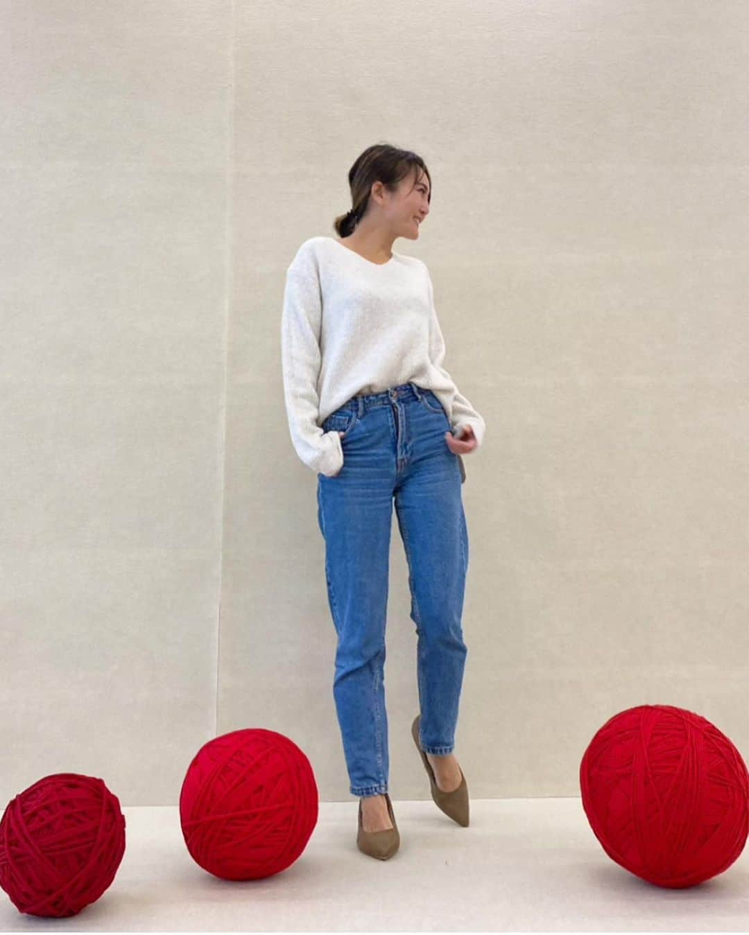 mimimimiyoさんのインスタグラム写真 - (mimimimiyoInstagram)「先日は @uniqlo  #スフレヤーンニット の試着会にいってきたよ ユニクロのスフレヤーンのニットって ほんとうに着心地よくて！ ニットなのにチクチクしない〜 そして今年はカラーバリエーションがいっぱいで何色にしようか迷ってしまうよ。 一枚目の写真はプロのカメラマンさんが撮ってくれたもの、あたりまえだけど、さすがよく撮れてるー  ちなみにデニム以外はホワイトパンツも靴すべても全部ユニクロのものだよ  #ユニクロニット族 #uniqlo #ユニクロ#スフレヤーンニット#試着会#秋コーデ #ユニクロコーデ#ユニクロニット部#uniqloginza2020fw」10月17日 19時21分 - mimimimiyo