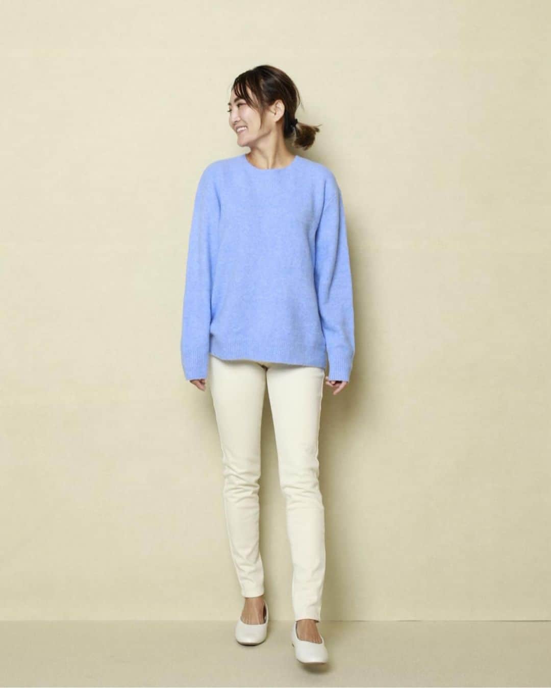 のインスタグラム：「先日は @uniqlo  #スフレヤーンニット の試着会にいってきたよ ユニクロのスフレヤーンのニットって ほんとうに着心地よくて！ ニットなのにチクチクしない〜 そして今年はカラーバリエーションがいっぱいで何色にしようか迷ってしまうよ。 一枚目の写真はプロのカメラマンさんが撮ってくれたもの、あたりまえだけど、さすがよく撮れてるー  ちなみにデニム以外はホワイトパンツも靴すべても全部ユニクロのものだよ  #ユニクロニット族 #uniqlo #ユニクロ#スフレヤーンニット#試着会#秋コーデ #ユニクロコーデ#ユニクロニット部#uniqloginza2020fw」