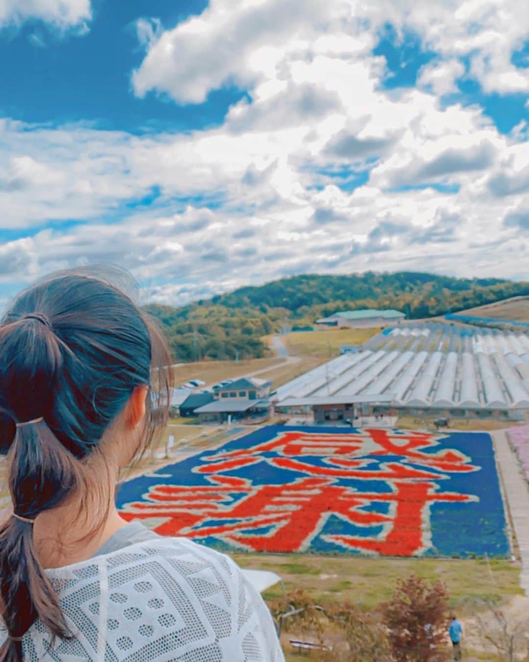 タビイクさんのインスタグラム写真 - (タビイクInstagram)「. 【﻿自然と人を結ぶ丘】 ﻿ リポストでみなさんの素敵な世界中の写真📷🌈を紹介させて頂く《バーチャル世界旅行》のコーナーです✨﻿  今回ご紹介させて頂くのは﻿ @moe_matsui さんのご投稿💐👏🏻﻿ . . 広島県世羅町にある『花の駅せら』は、春から秋にかけて季節の花々が楽しめるスポットです。 . ヤギと触れ合えるエリアや、高台のオートキャンプ場もあります。運が良ければ、早朝には雲海が見られる時も！ . 現在、日本最大級のサルビアのフラワーアートも開催されています💠今年は「感謝」とのこと☺️ . . 現在、@tabiikuをタグ付けしたご投稿を大募集しています✈️💓﻿ ﻿ ｢世界中に大切な人を大切な場所を大切な何かを｣﻿ . . .  #vacation #instatravel #instapassport #バンライフ #旅行好き #旅行行きたい #旅行好き女子 #絶景 #バックパッカー #backpacker #フォトジェニック #広島県 #広島 #hiroshima #広島観光 #広島旅行 #世羅町 #世羅 #花の駅せら #世羅ゆり園 #世羅ゆり園サルビア #花の駅せらオートキャンプ場 #せら #サルビア #フラワーアート #感謝 #flower」10月17日 19時21分 - tabiiku