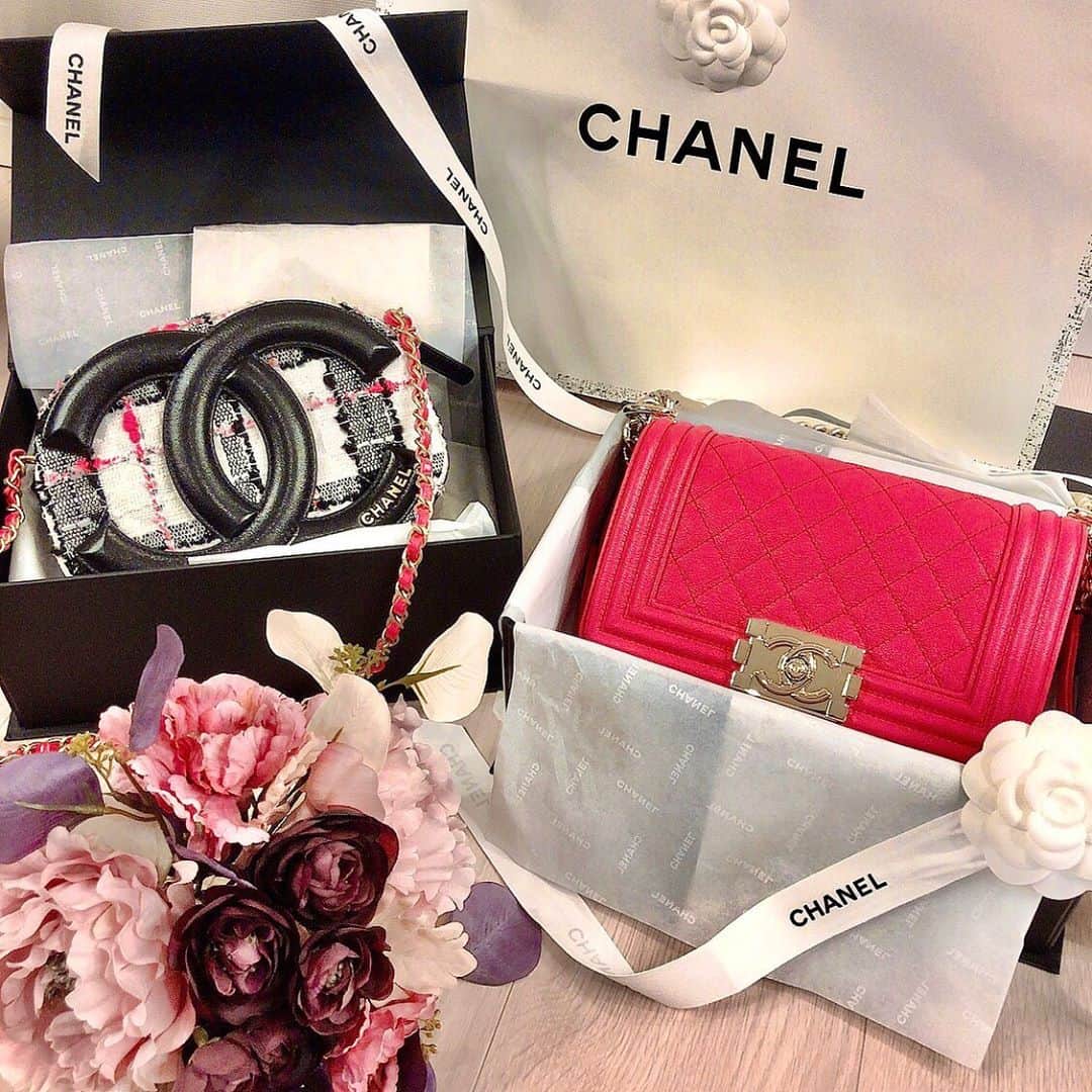 岡田栞奈のインスタグラム：「New....💖  ずっと見惚れてしまう🥺 大切に大切に使おう〜✨ #記念日プレゼント #シャネル #chanel #newbag #pink #tweed  #present #happy #boychanel #love」