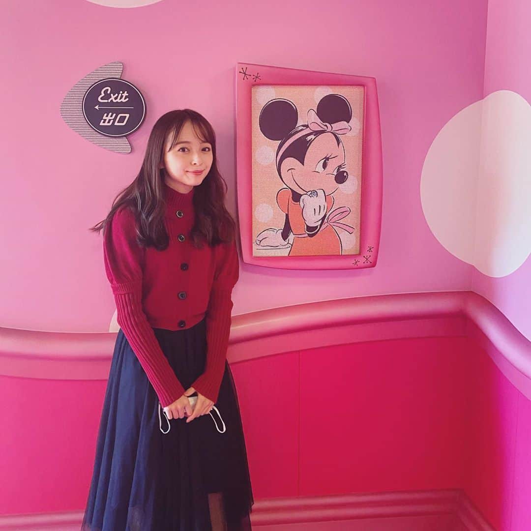 のインスタグラム：「ミニーちゃんに会えた日の🥰 せっかく入れたからゆっくり見たかったんだけど、、あんまりゆっくり見れなかった😭でも、、歩きながら動画撮ってたから家で見て楽しんでる🎀 写真は出口でパシャリ📸 次はゆっくり見れますように🥰 #ミニーのスタイルスタジオ」