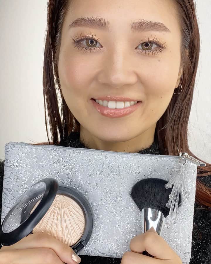 のインスタグラム：「【公式オンライン先行発売】 大きめのファンブラシで磨き上げ、肌に溶け込むようなハイライトをオン❄️高いツヤと輝きでフェイスラインを引き立たせ、光を味方につけて✨ ㅤ カラーはシャンパンとゴールドの2色展開。スワイプして仕上がりをチェック👉💕 ㅤ ■ファイヤーリット キット: シャンパン／ゴールド(税込7,920円) *ブラシ＆限定ポーチ付き ㅤ *公式オンライン先行販売中 *10/23(金) 全国発売 10/16(金)より店頭にて事前予約を開始しております。 ㅤ #MACFrostedFirework #MACクリスマスコフレ2020 #MACHoliday #MACCosmeticsJapan #MACCosmetics #MAC #MACコスメ #マックコスメ#メイクプロセス#メイク動画#クリスマスコフレ2020#クリスマスコフレ#ツヤ肌#ツヤ#ハイライト#ツヤ肌メイク#つや肌#つやつや#透明感#透明感メイク#骨格メイク#小顔効果#小顔メイク#立体感#ベースメイク」