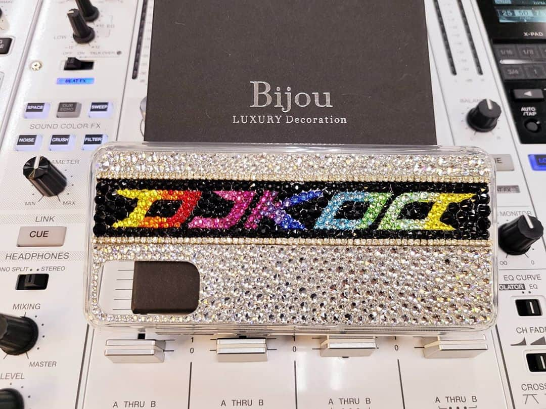 DJ KOOさんのインスタグラム写真 - (DJ KOOInstagram)「いつもヘッドフォンをデコってくれてるBijou原宿さんから！！DJ活動40周年記念のプレゼントで！！なんとギラ派手スマホケース頂いちゃいました！！ テンションアゲアゲです！！ 感謝カンゲキDJ KOO！！   #bijou @bijou_japan @manami_fujii   #スマホケース #DJKOO」10月17日 19時27分 - dj_koo1019