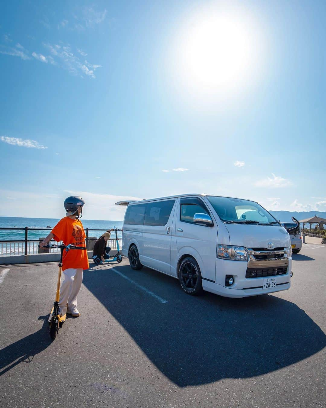 近藤あやさんのインスタグラム写真 - (近藤あやInstagram)「Rimoで旅する小さな旅🛴✨  今回、バンライフ に折り畳みで持ってきた  @rimo.1201 が大活躍🛴💯🌺  車で行く距離じゃないなー、 風感じて走りたいなーってとき すいーっと電動キックボードで 旅するの超楽しい‼️😆😆😆💖💖💖  ナンバープレートついてるから 原付扱いになるから公道走れます🙆‍♀️🏍  ( ただ、めっちゃ目立ってめっちゃ注目浴びるから 特に注意して運転しなきゃだけど！笑)  こちらのRimoは全国でレンタルできるから、 是非利用してみてー😘日常から愛用します✨  そして函館の @luckypierrot_official の エビマヨバーガー美味しすぎたなあ🍔🦐🤡  #北海道　#hokkaido #函館 #hakodate #バンライフ #vanlife #車中泊 #ラッキーピエロ #luckypierrot #電動キックボード #沖縄 #okinawa #充電させてもらえませんか 🔌？ #kickboard」10月17日 19時27分 - doraemontoaya